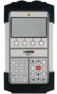 Un pequeño dispositivo electrónico con una pantalla grande y botones.