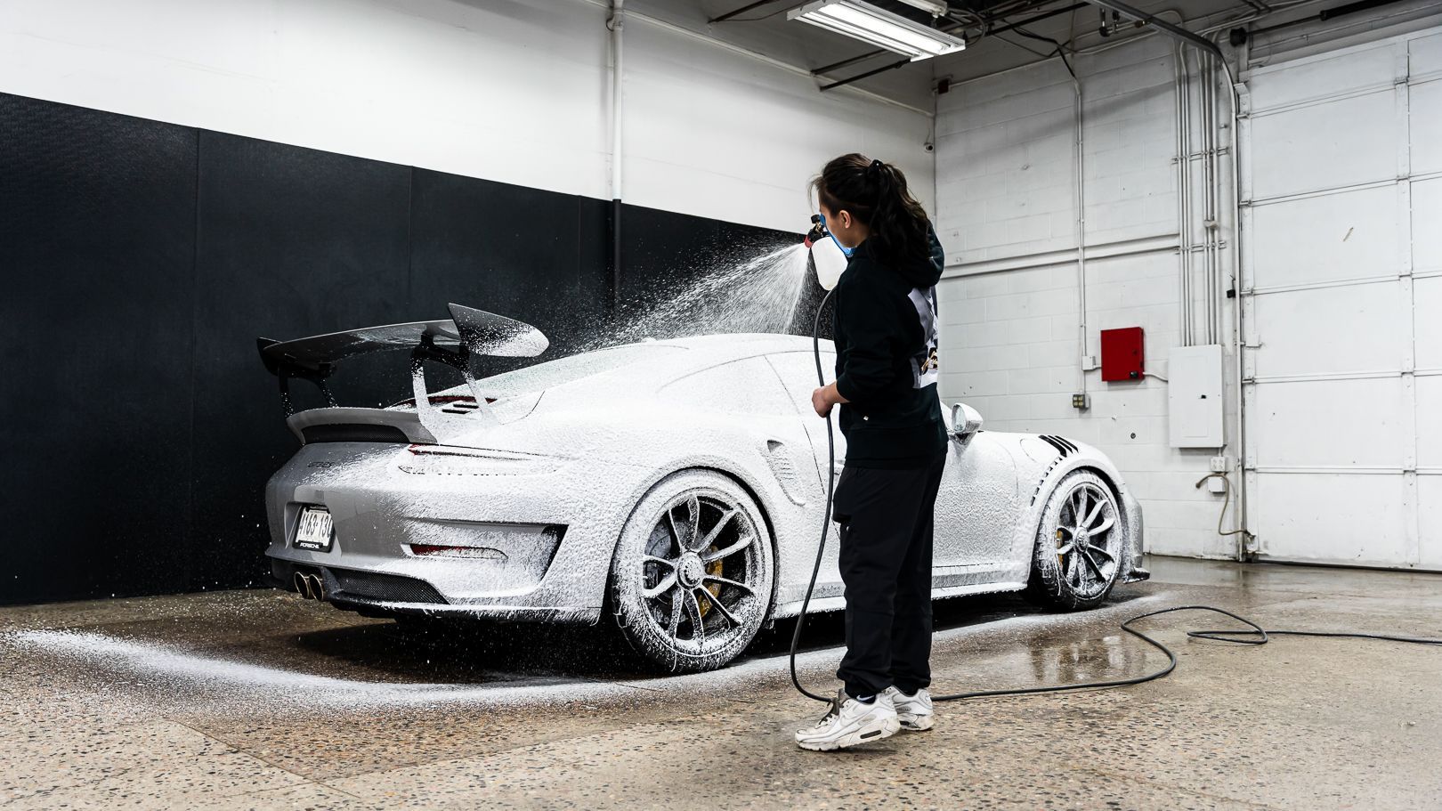 Applying Gyeon Foam to vehicle