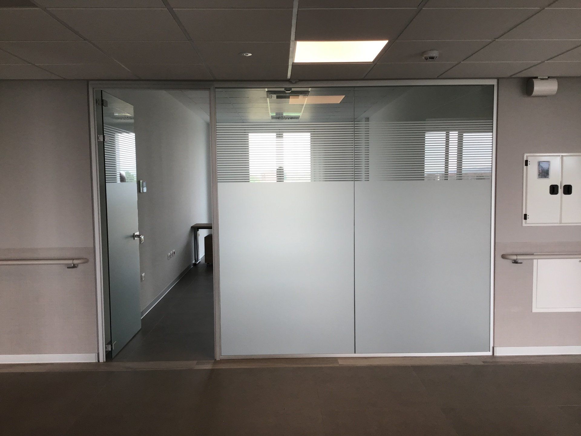 donna membro del personale della casa di riposo