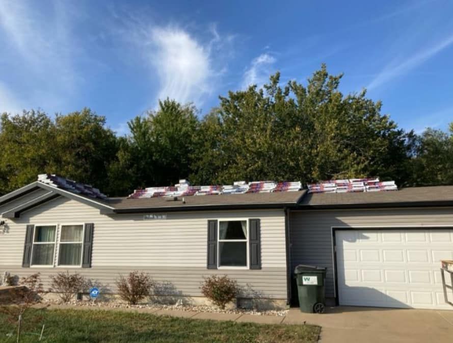 A mobile home with a roof that is being installed.