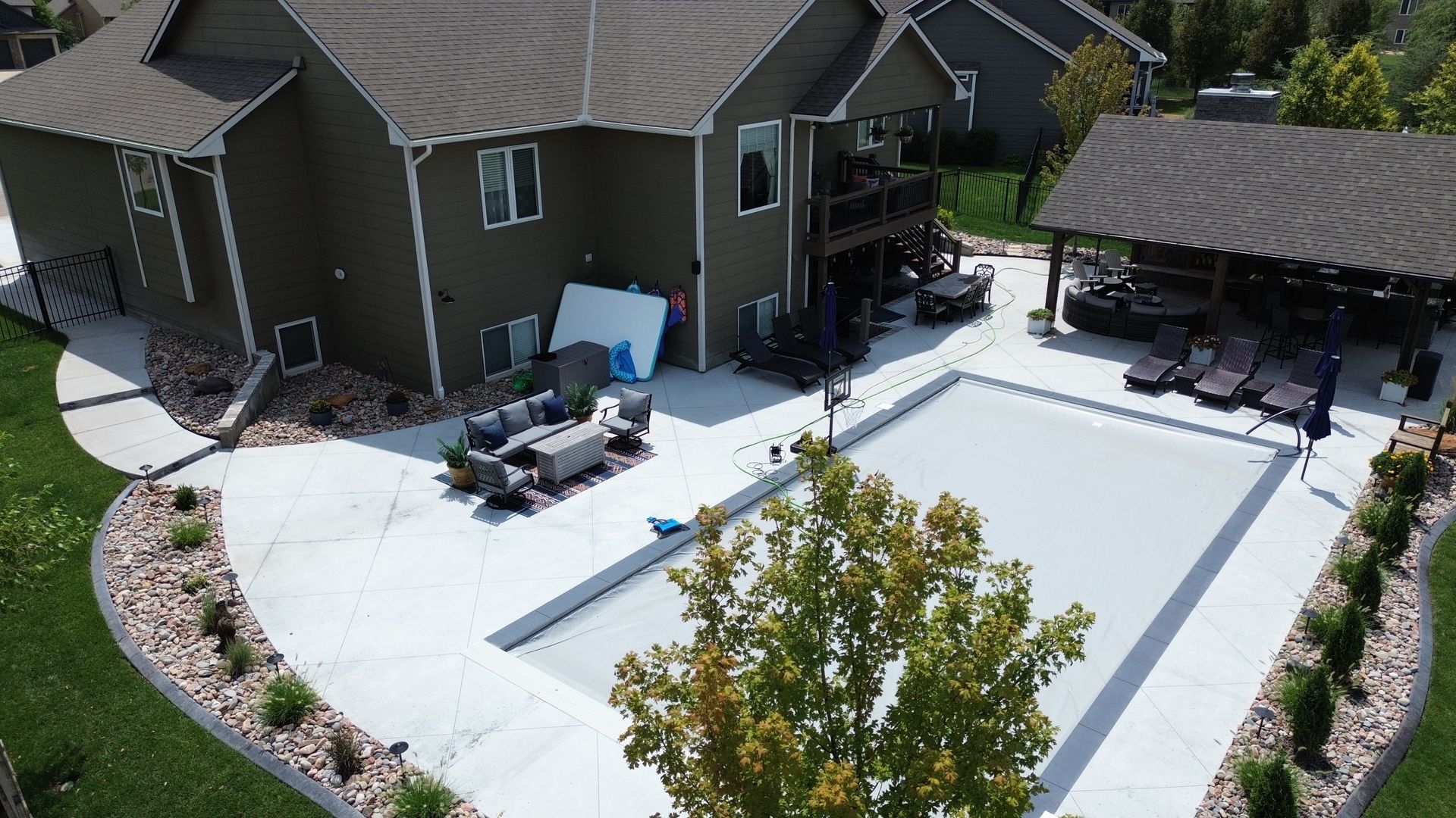 A mobile home with a roof that is being installed.