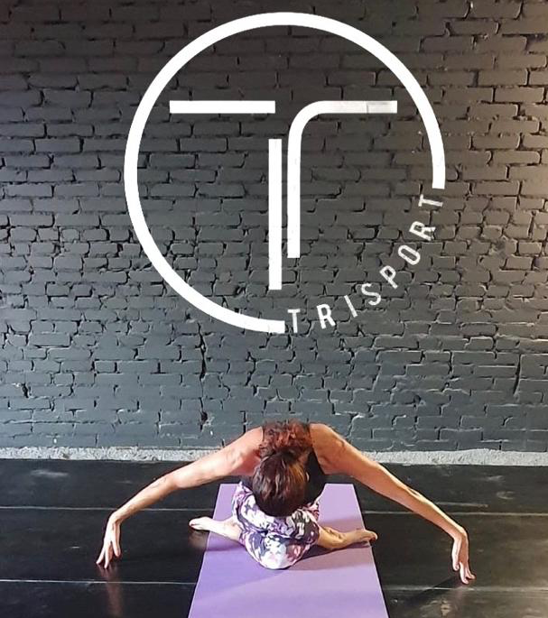 Een vrouw strekt zich uit op een yogamat voor een trisport-logo