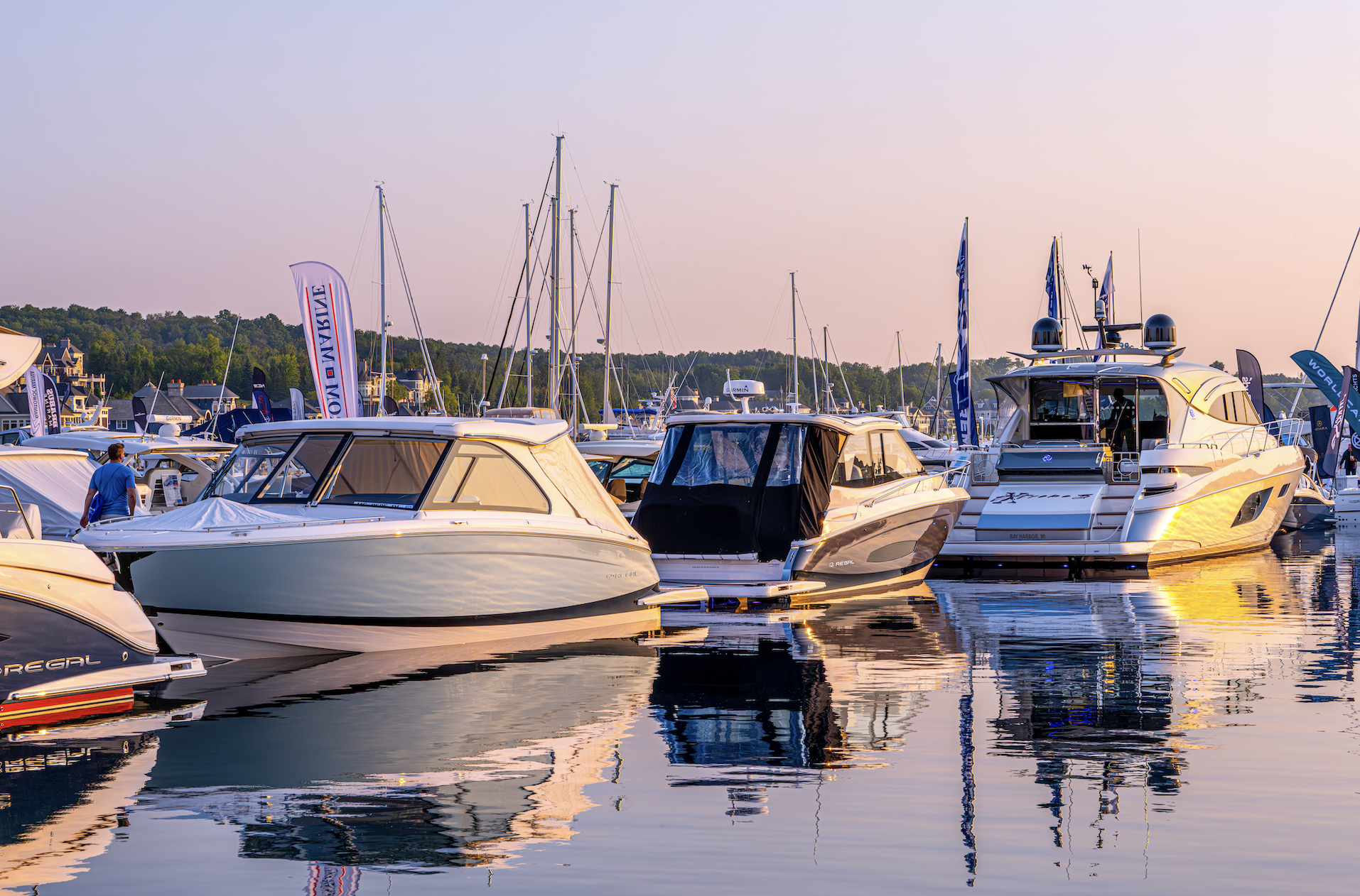 A group of boats are docked in a marina.