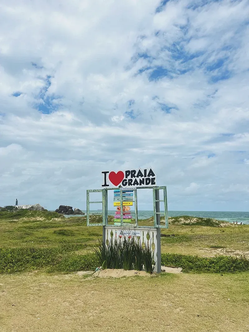 Uma placa com a inscrição