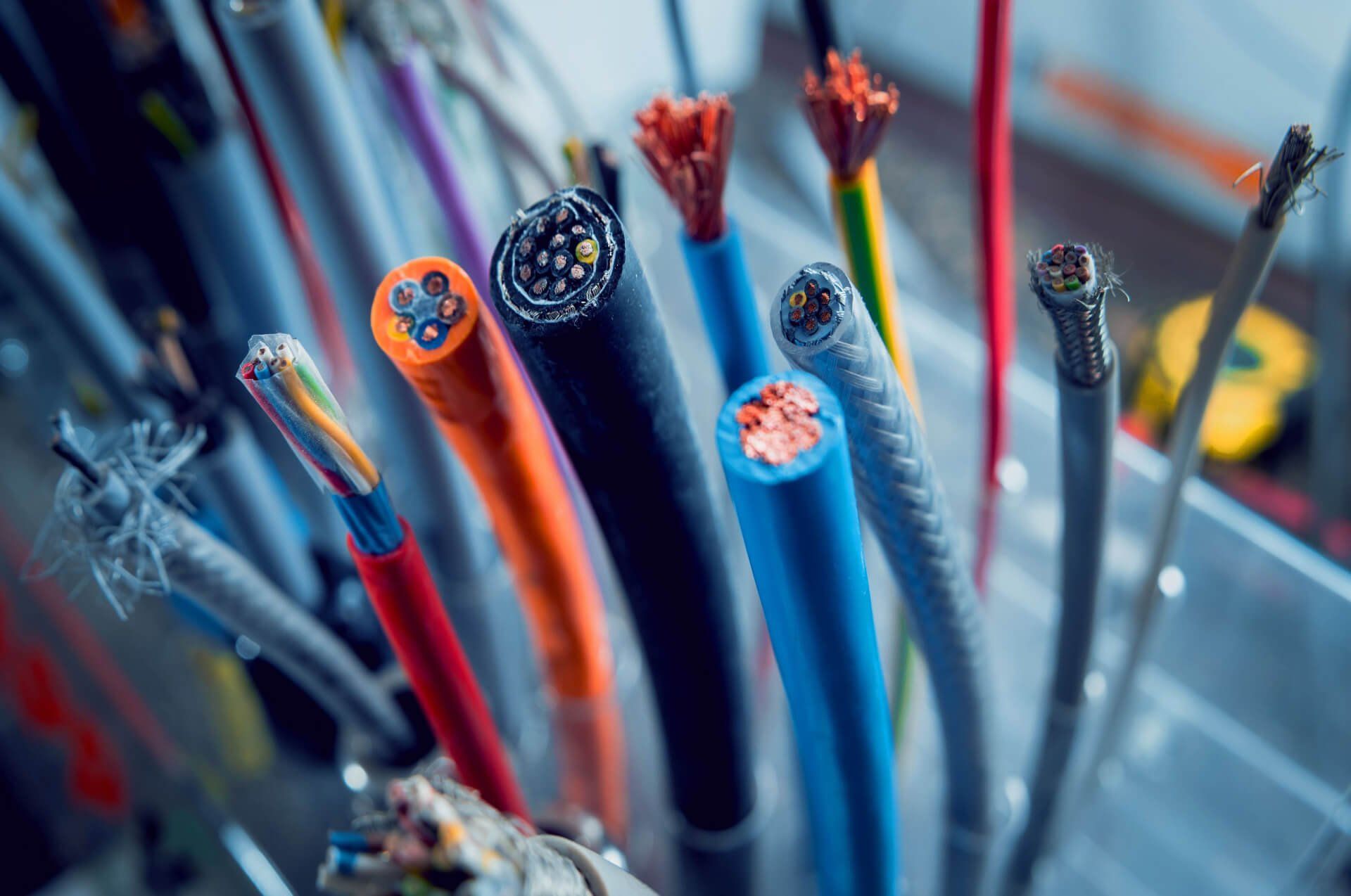 inde i elektriske ledninger