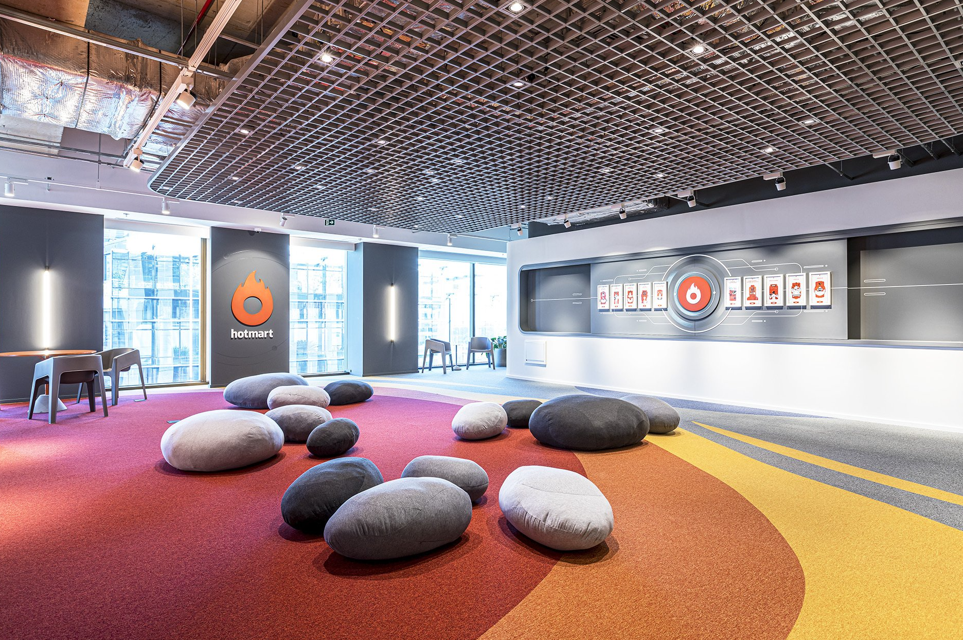 Una habitación grande con muchas rocas en el suelo.