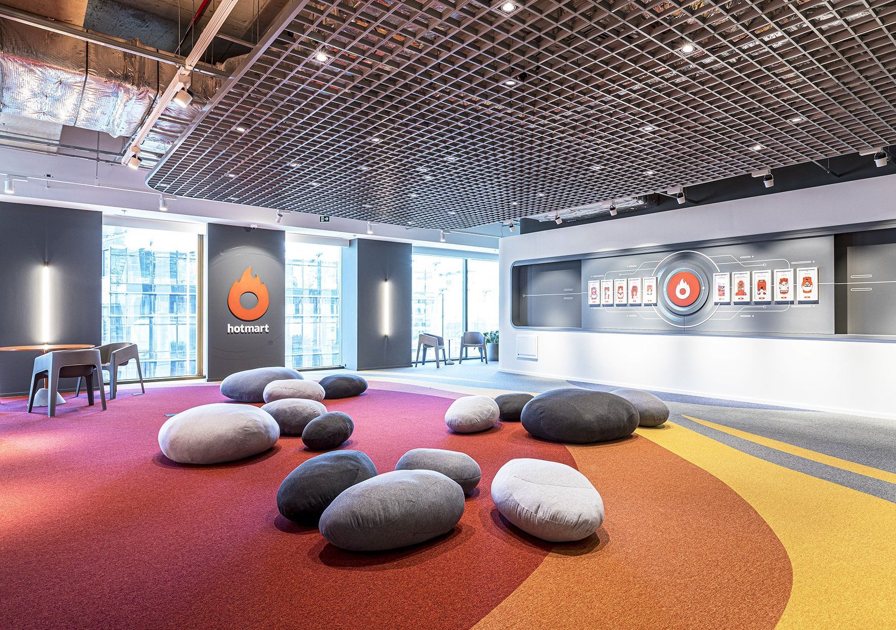 Uma sala grande com muitas pedras no chão.