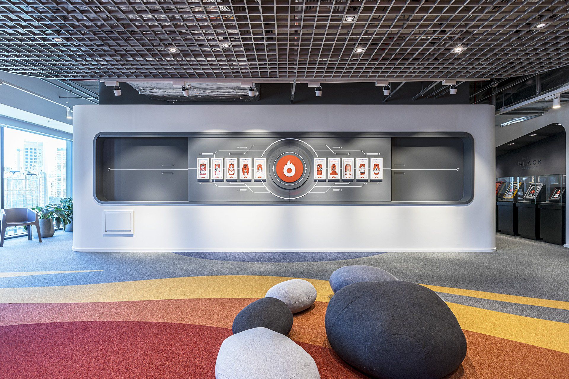 Una habitación con una pared grande y muchas rocas en el suelo.