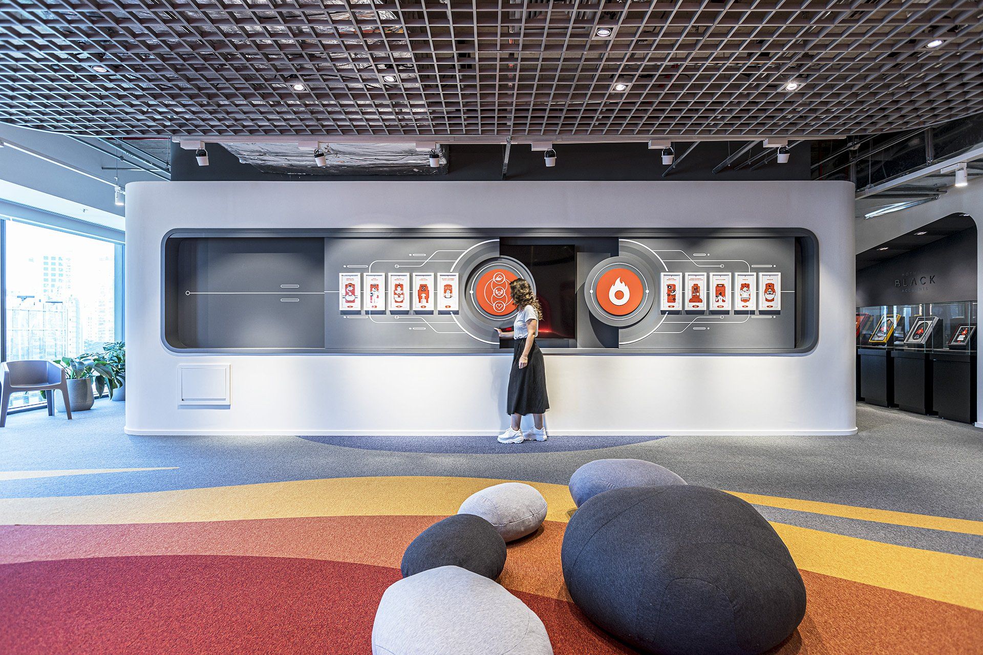 Una mujer está parada en una habitación con rocas en el suelo.