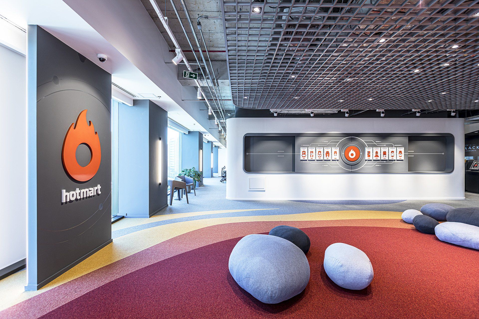 Una habitación grande con un cartel que dice 'hotmart'