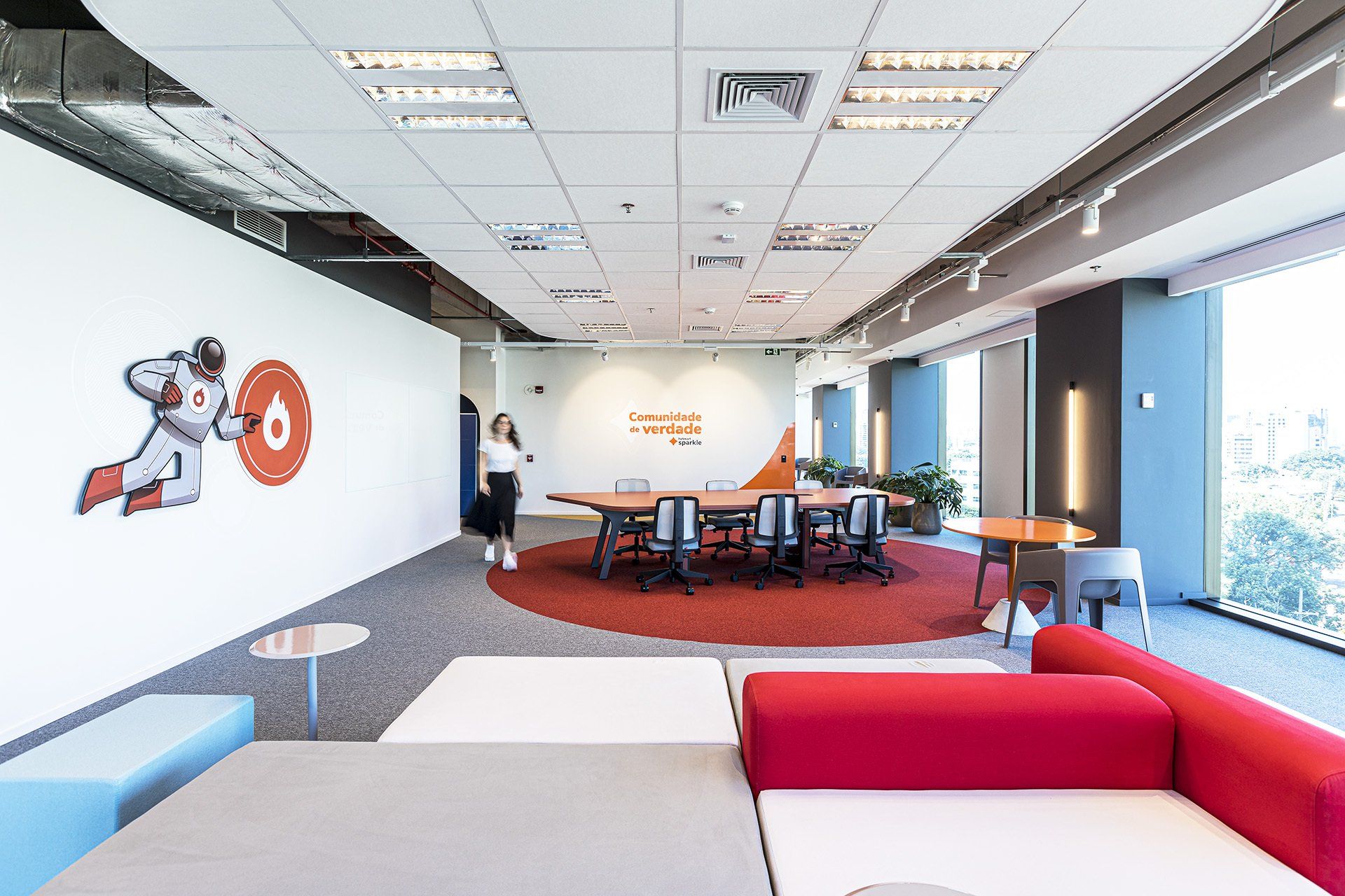 Una habitación grande con un sofá, una mesa y sillas.