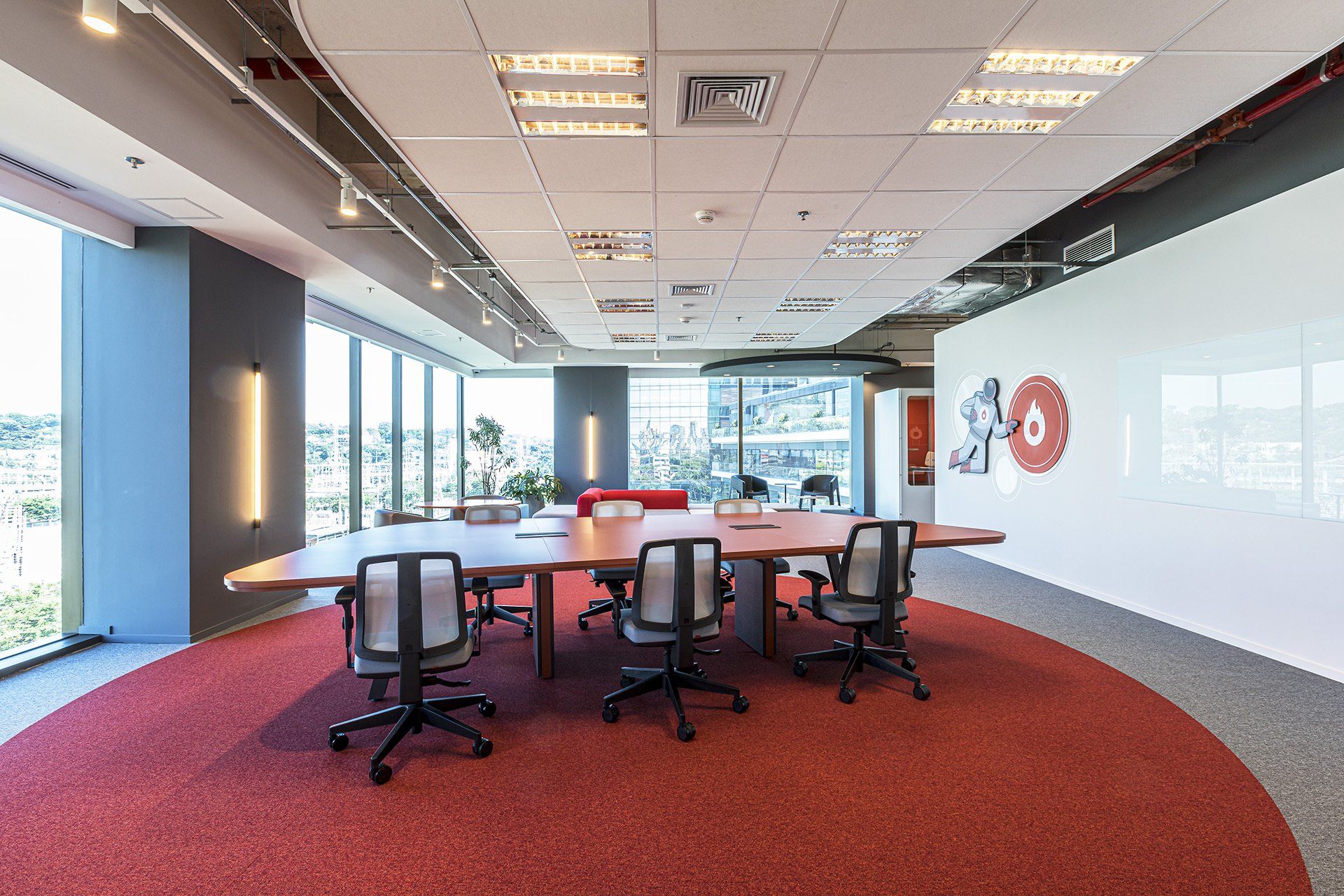 Una gran sala de conferencias con una mesa larga y sillas.