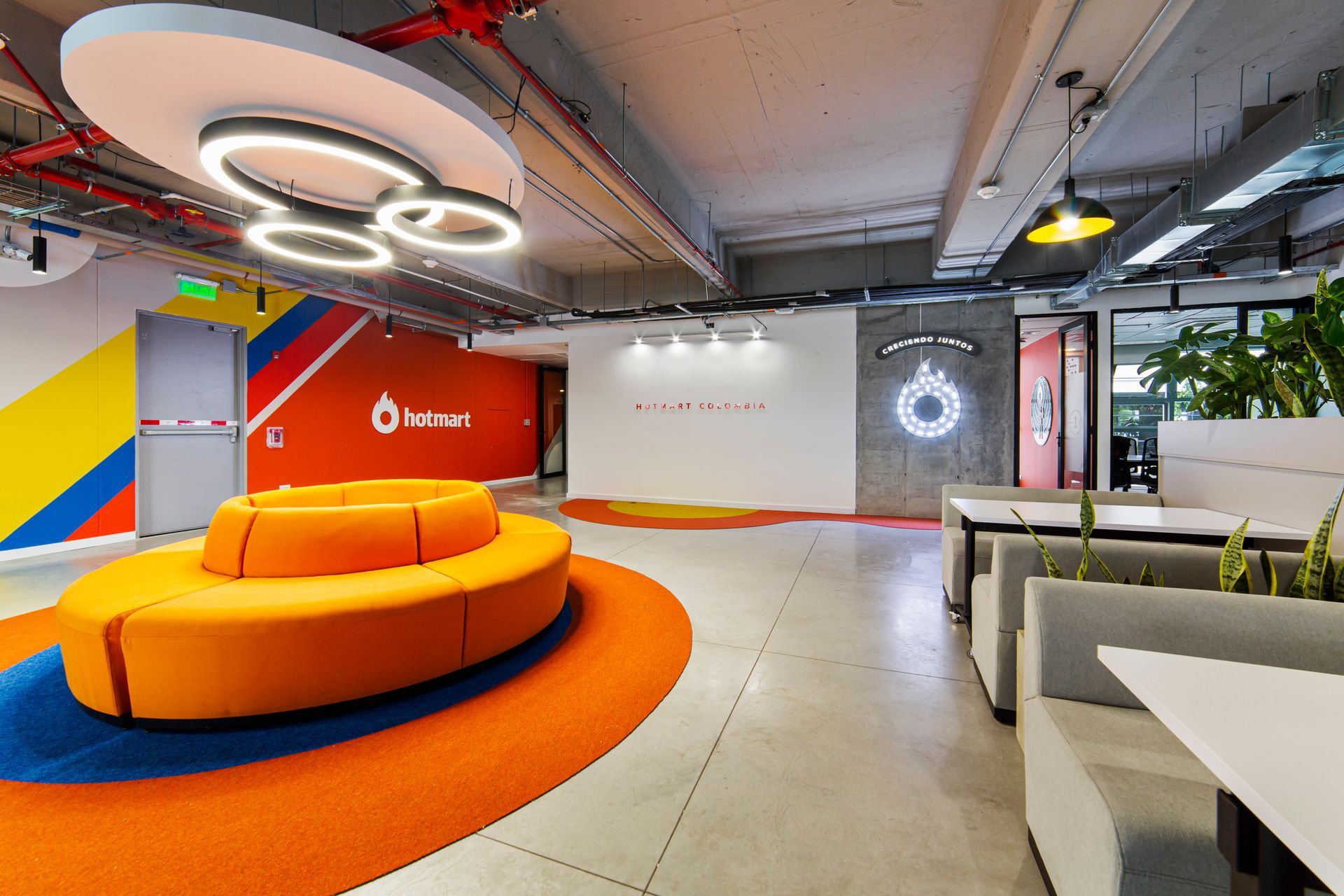 Hay un sofá redondo en el medio de la habitación.