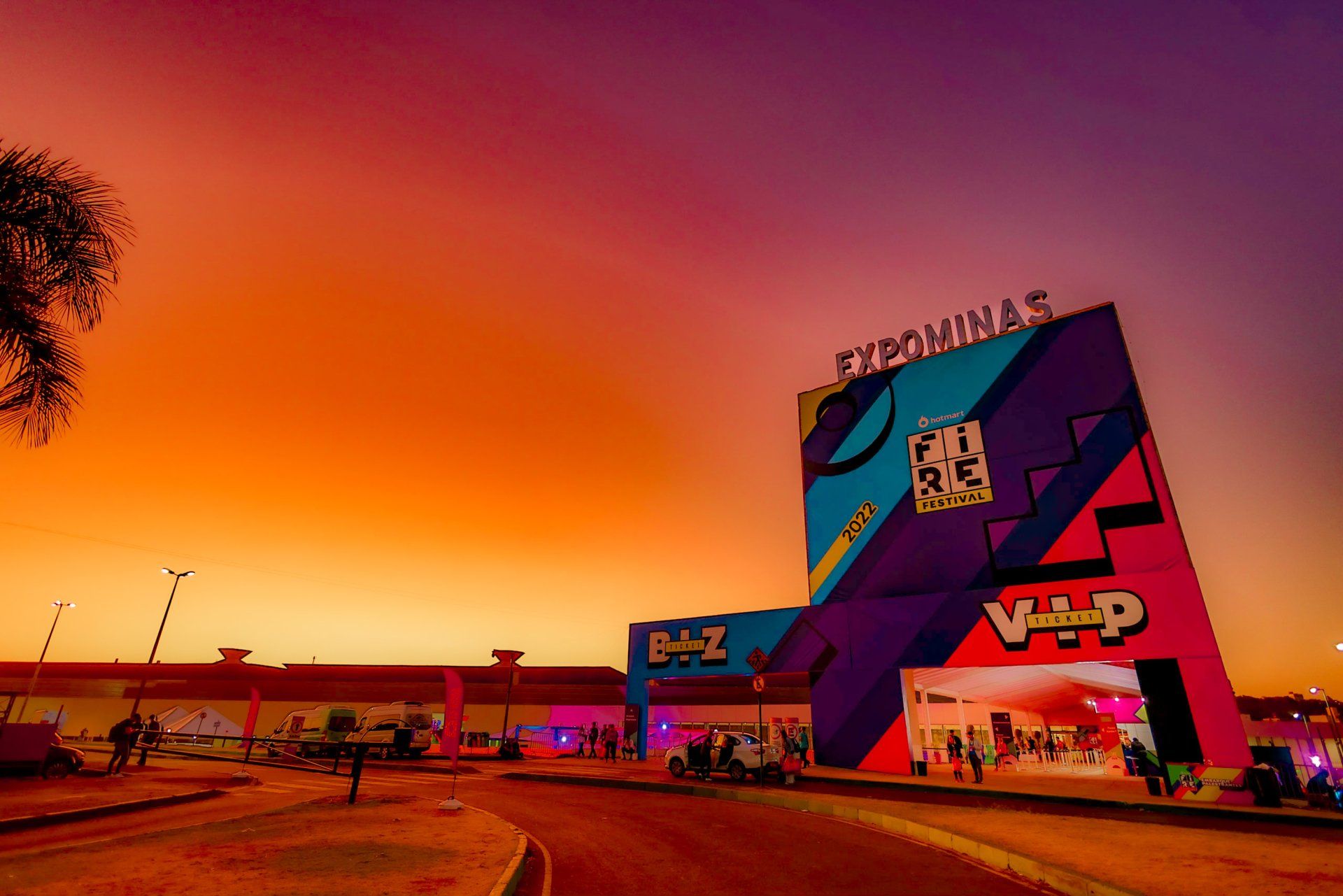 Um edifício colorido com a palavra terminais nele