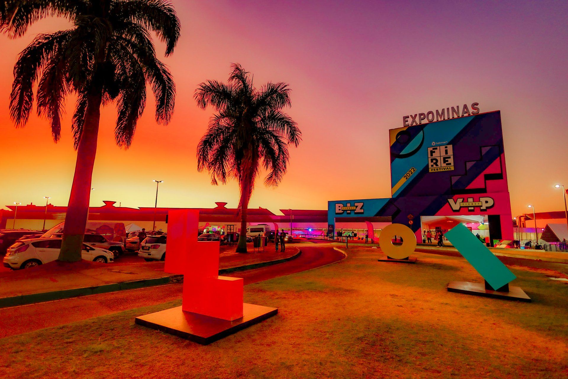 Um edifício com a palavra expominas nele