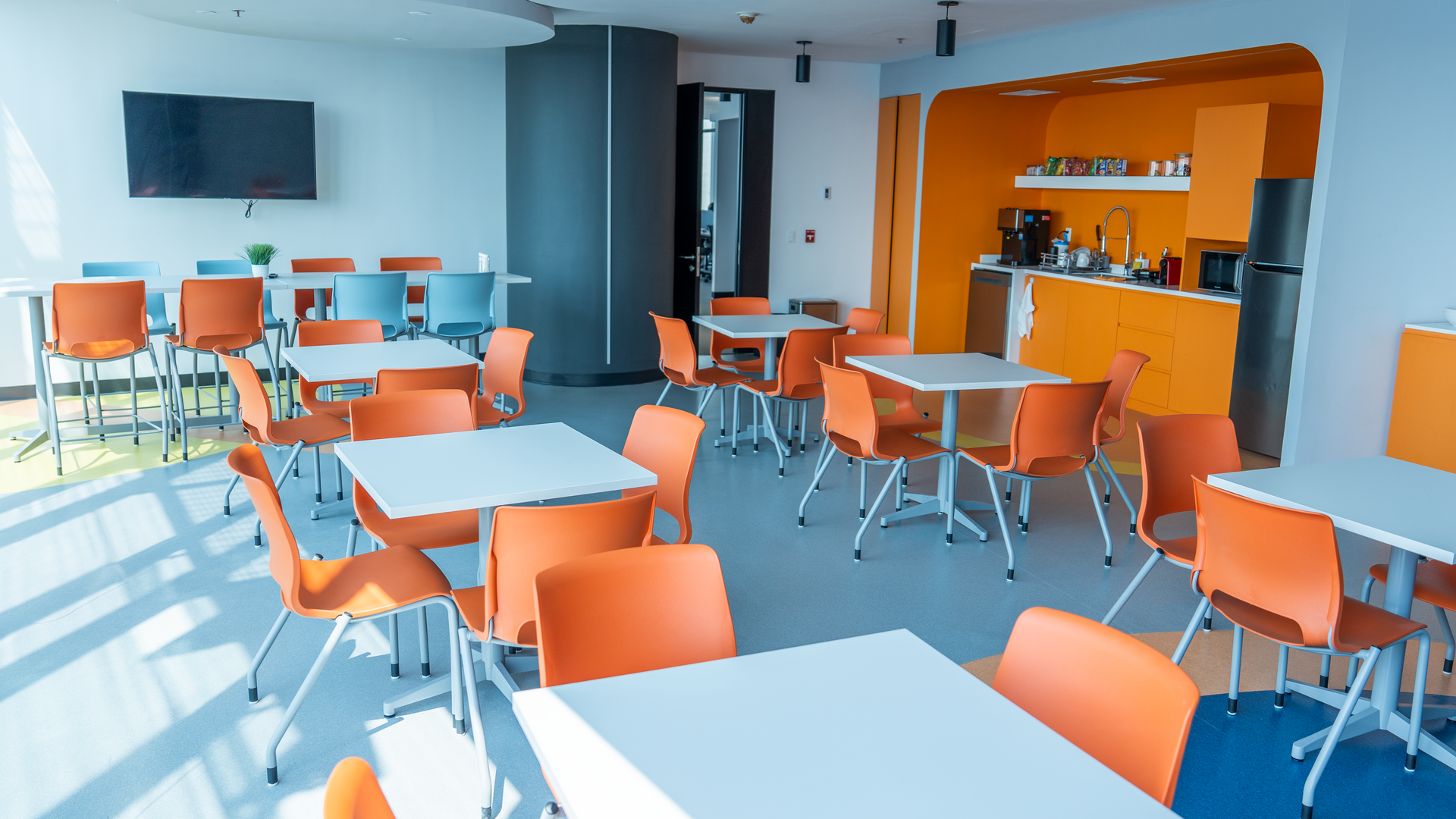 Hay muchas mesas y sillas en esta habitación.