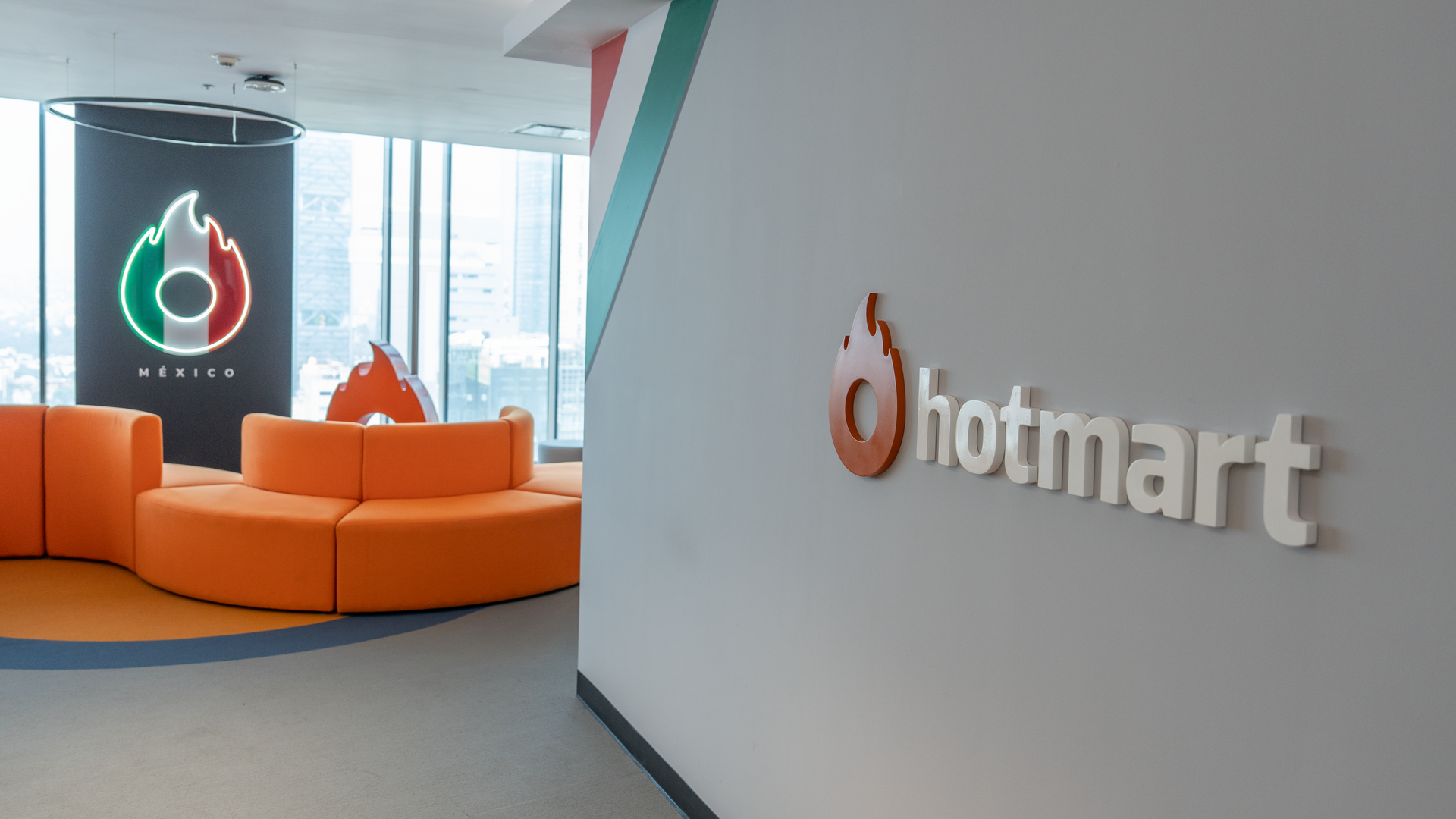 Una habitación con un sofá y un cartel que dice hotmart