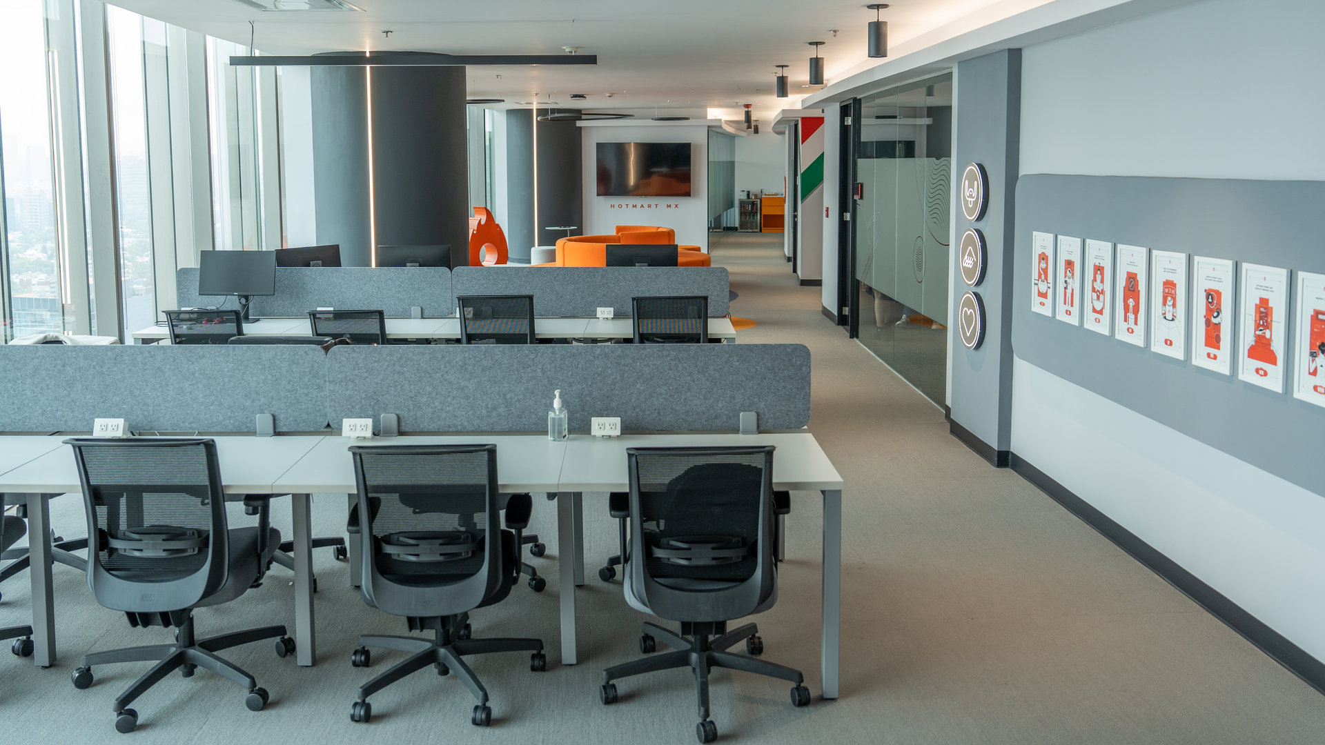 Una oficina grande con muchos escritorios y sillas.