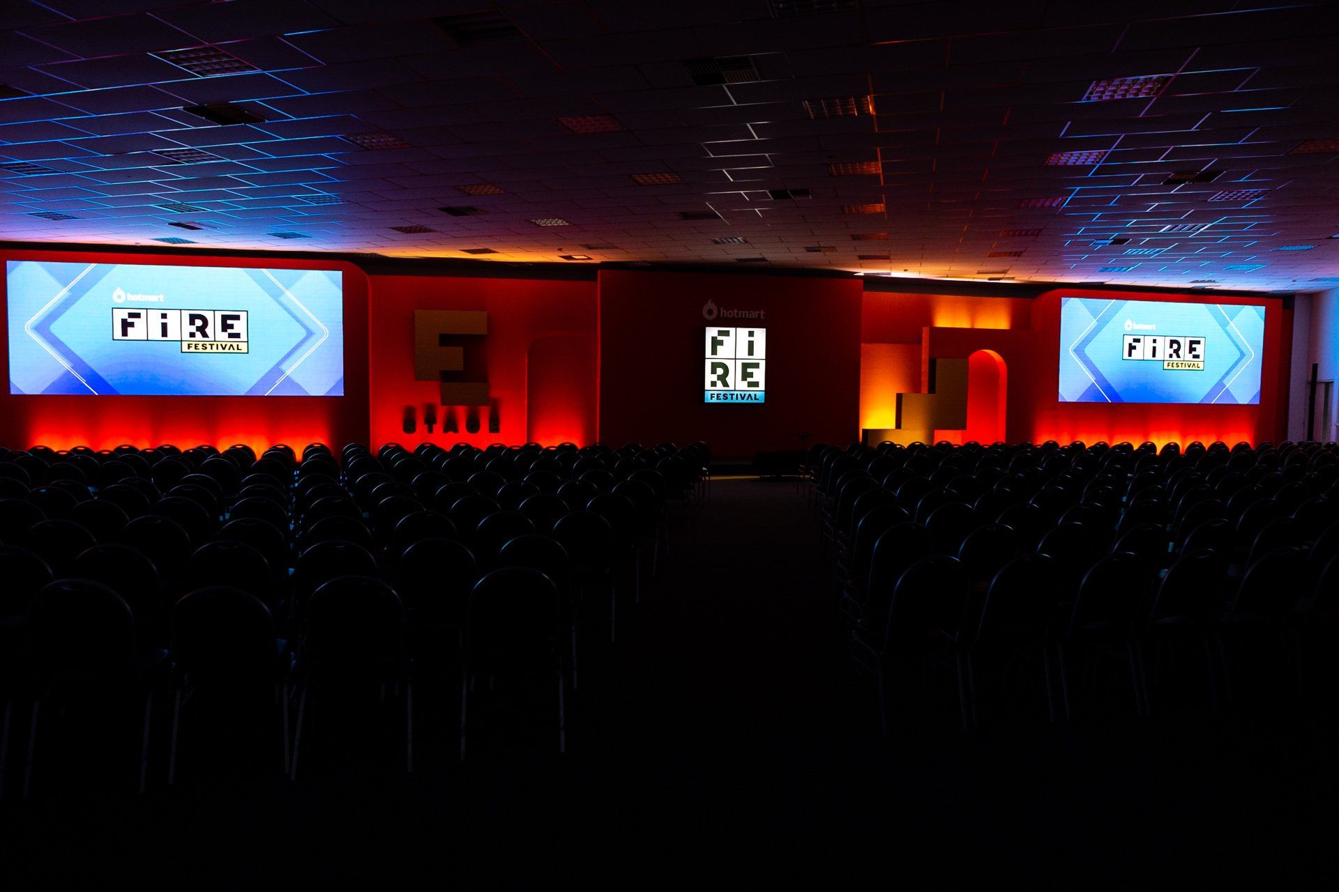 Um grande auditório cheio de pessoas assistindo a uma apresentação