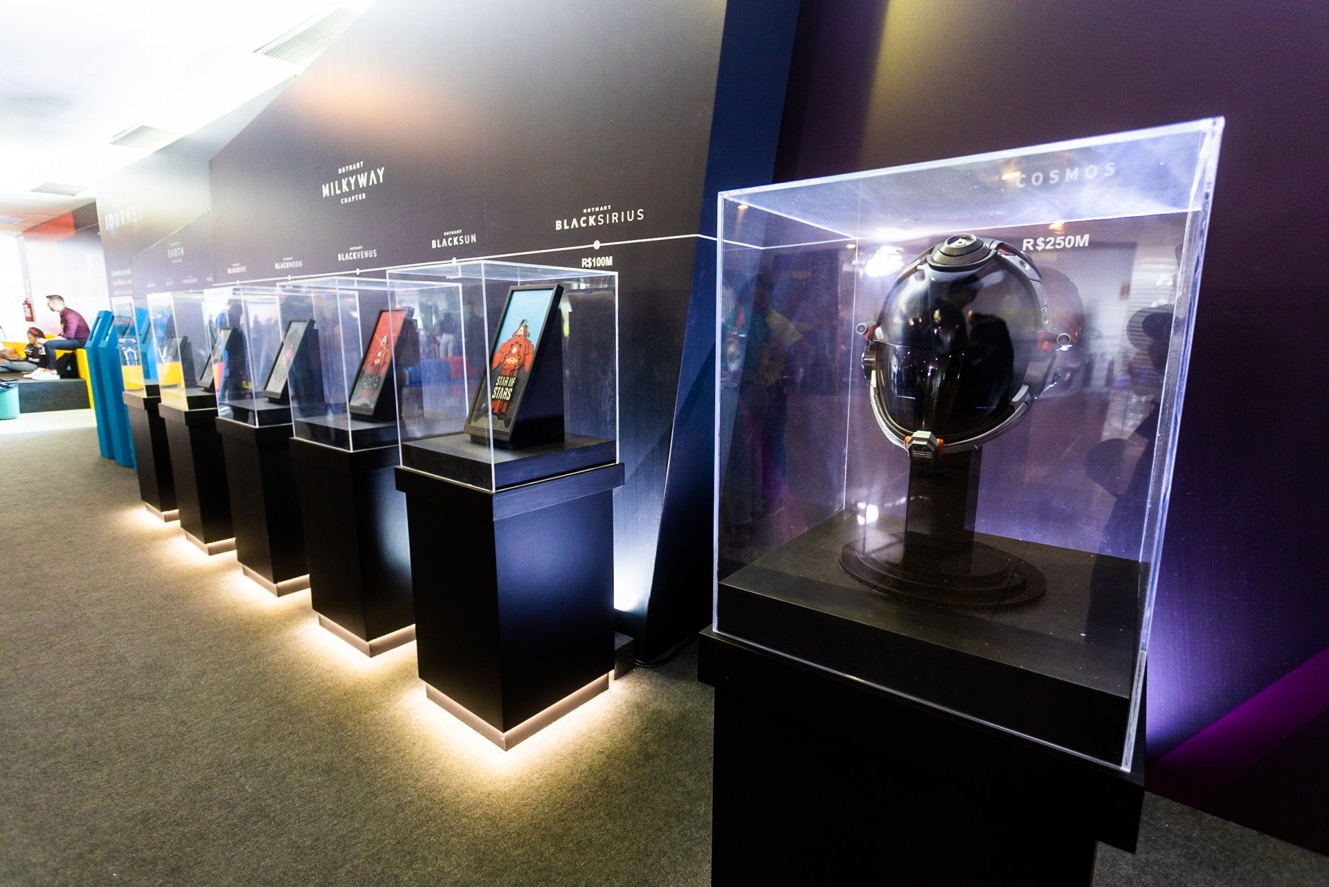 Uma vitrine com um globo dentro dela