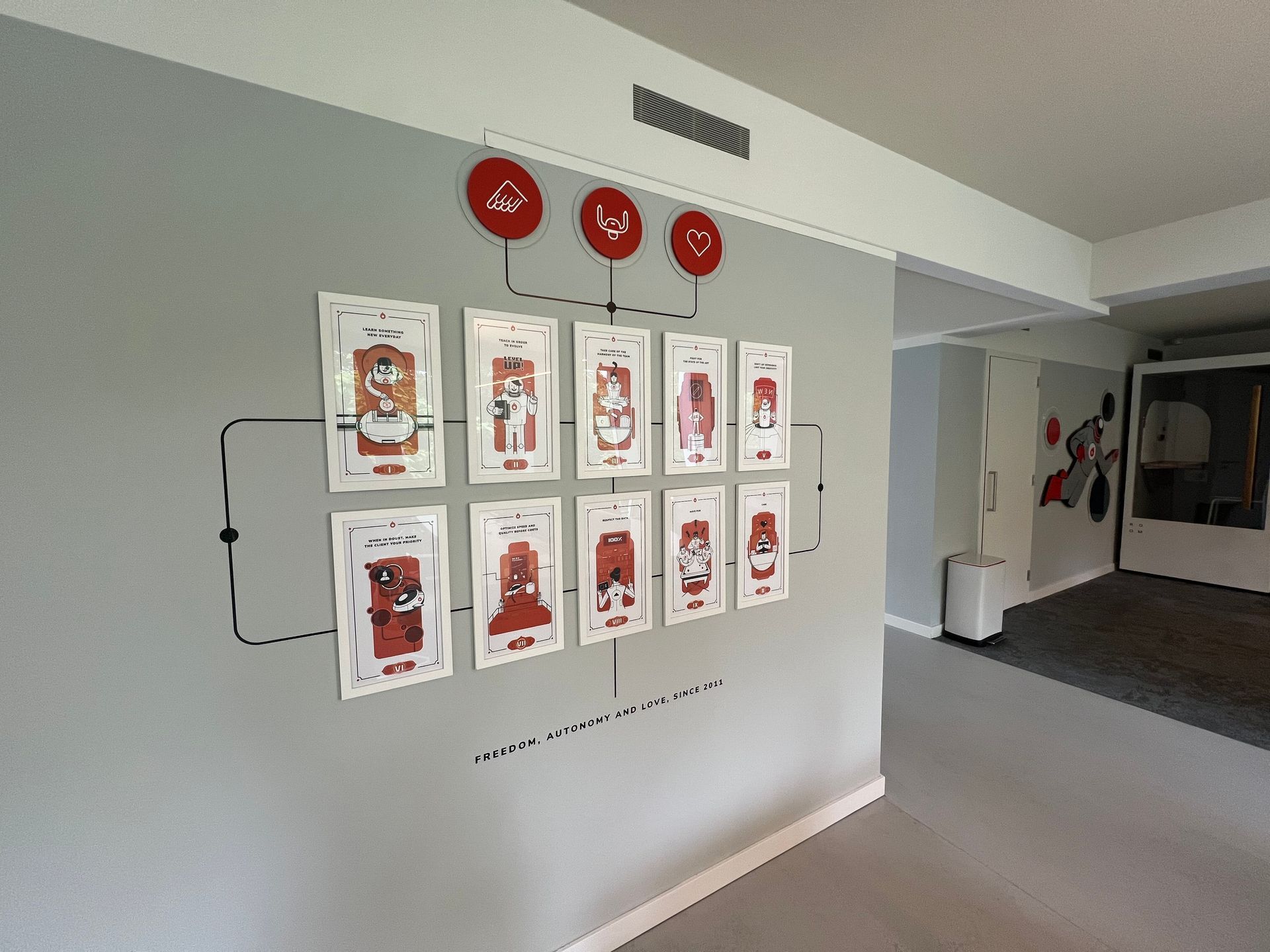 Una pared con un montón de cuadros en ella