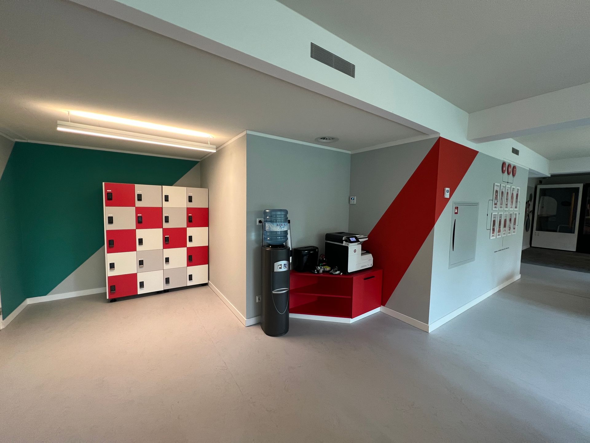 Una habitación con muchos casilleros y una impresora.