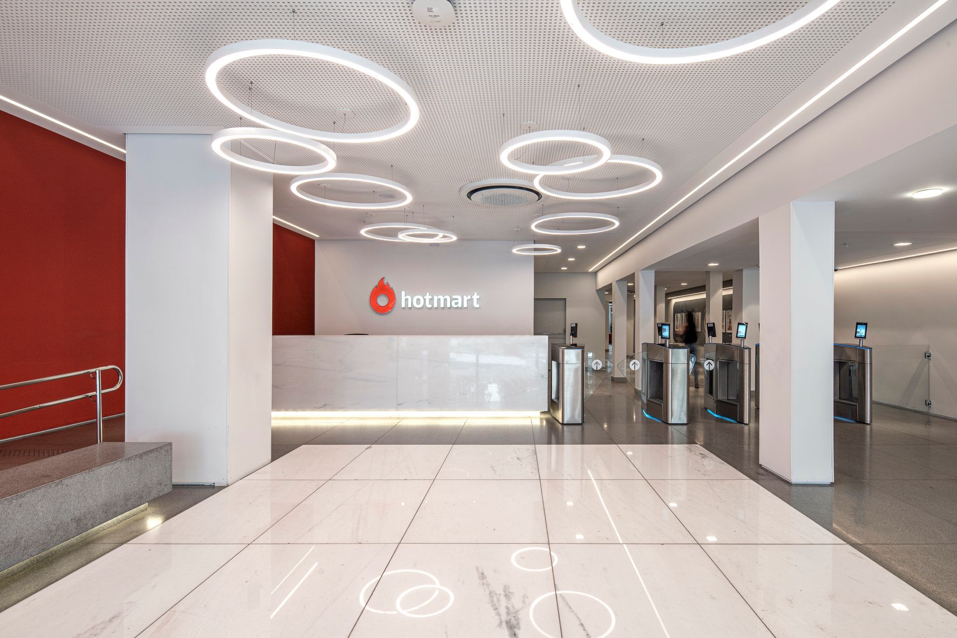 Un vestíbulo con suelo de baldosas blancas y una pared roja.