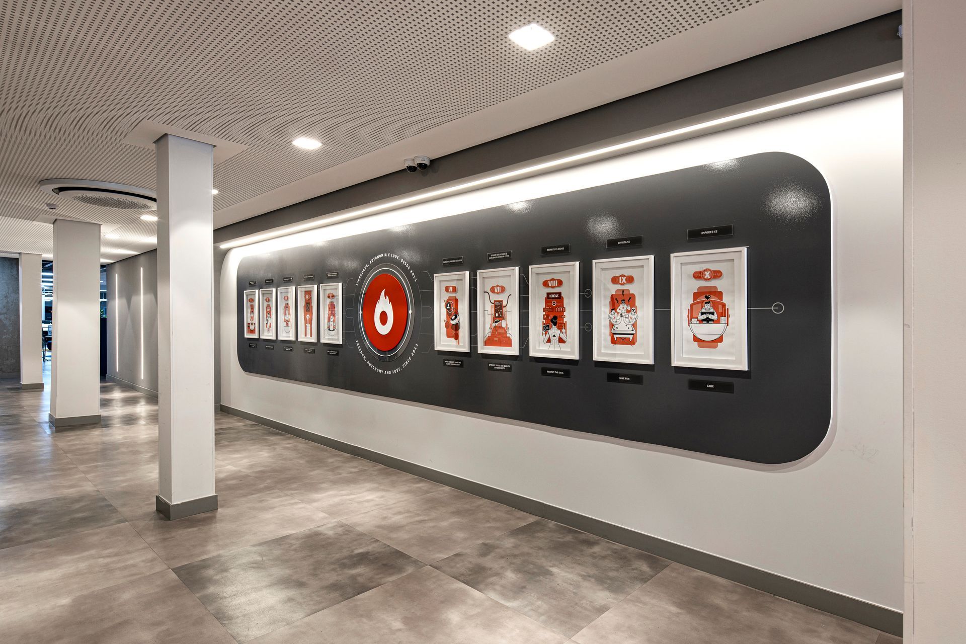 Un largo pasillo con una hilera de cuadros en la pared.