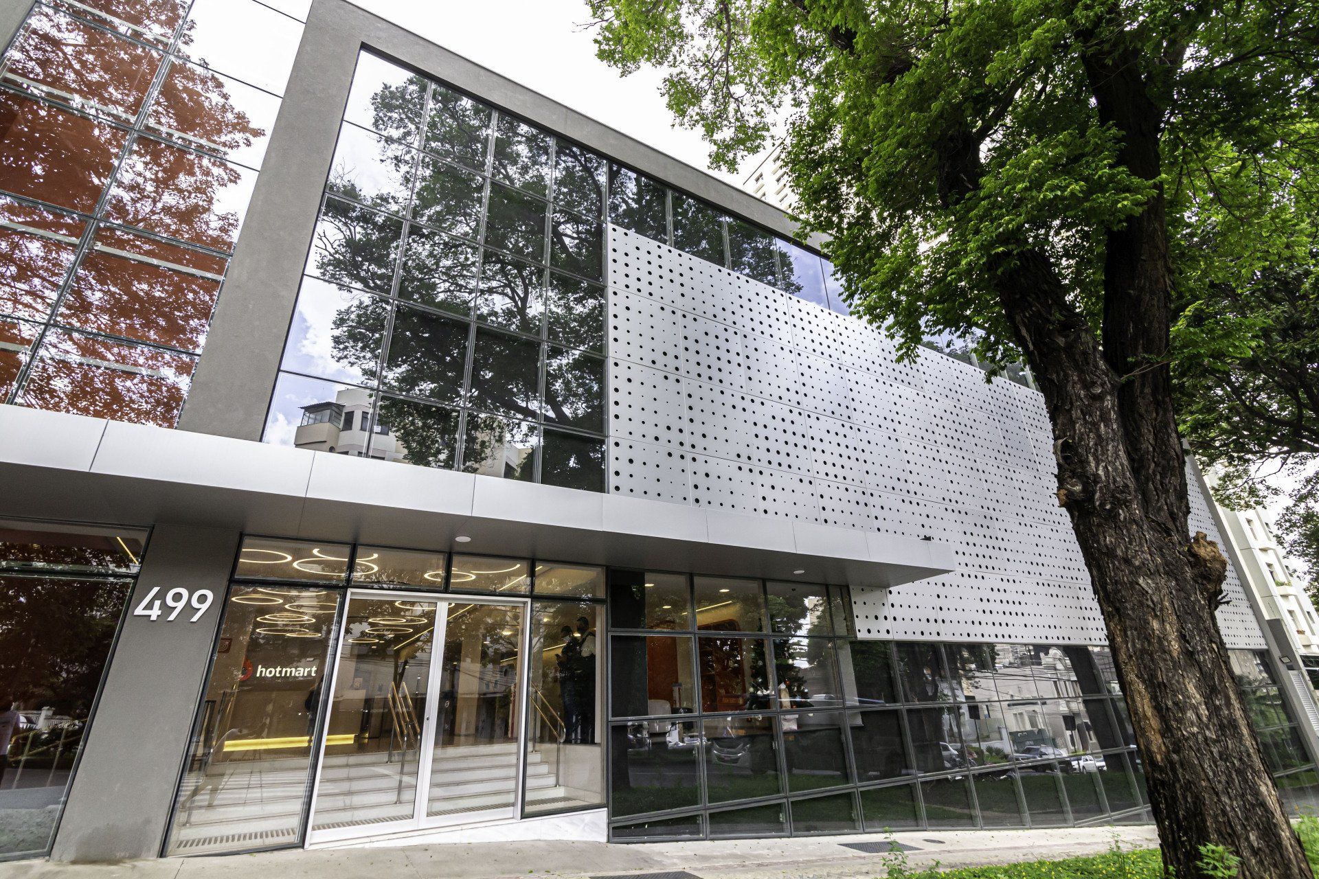 Un gran edificio con el número 499.