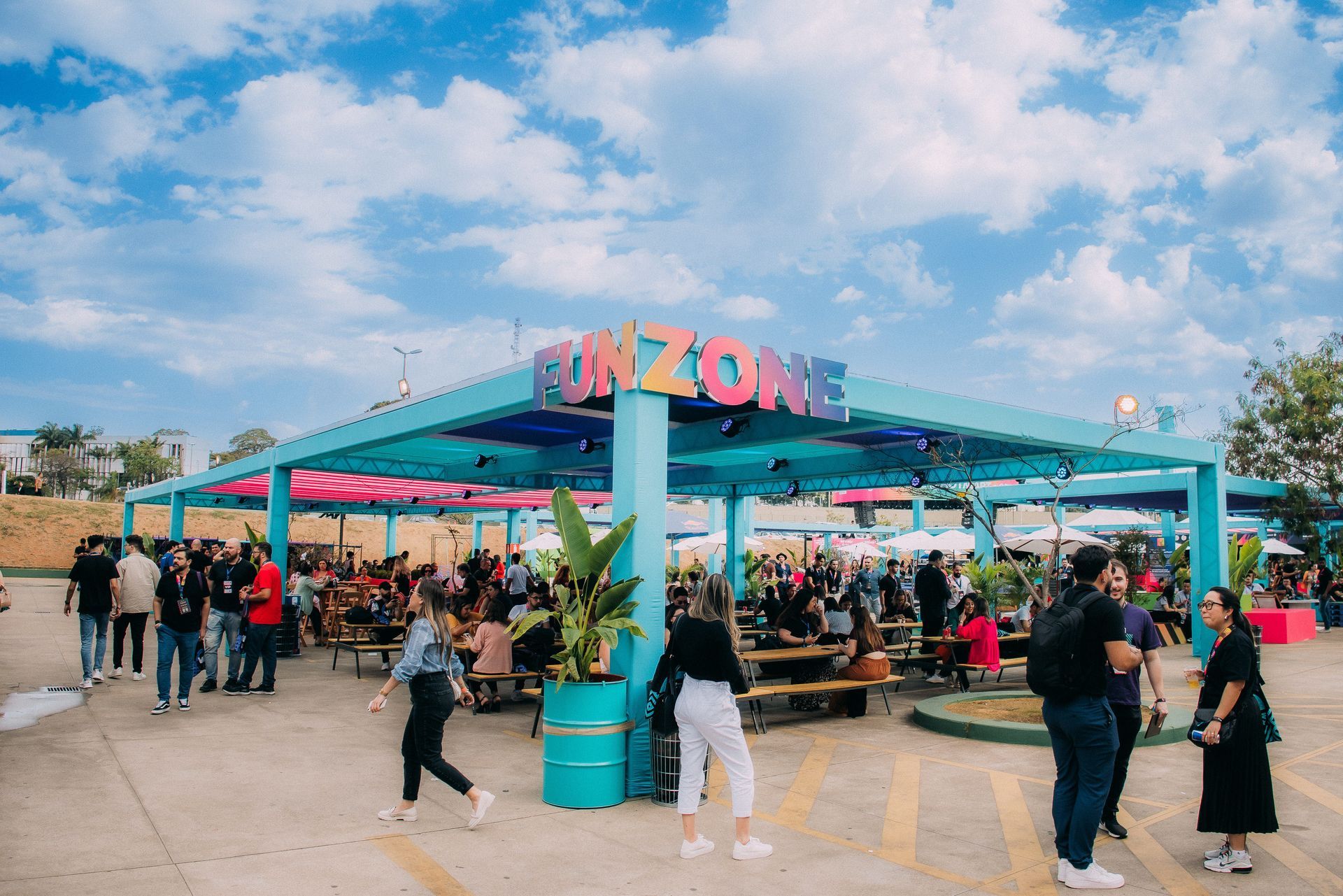 Um grupo de pessoas está em frente a um prédio que diz zona de diversão.