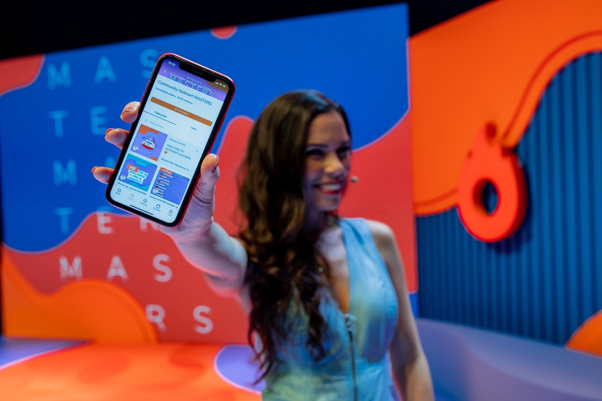 Uma mulher está segurando um celular na mão.