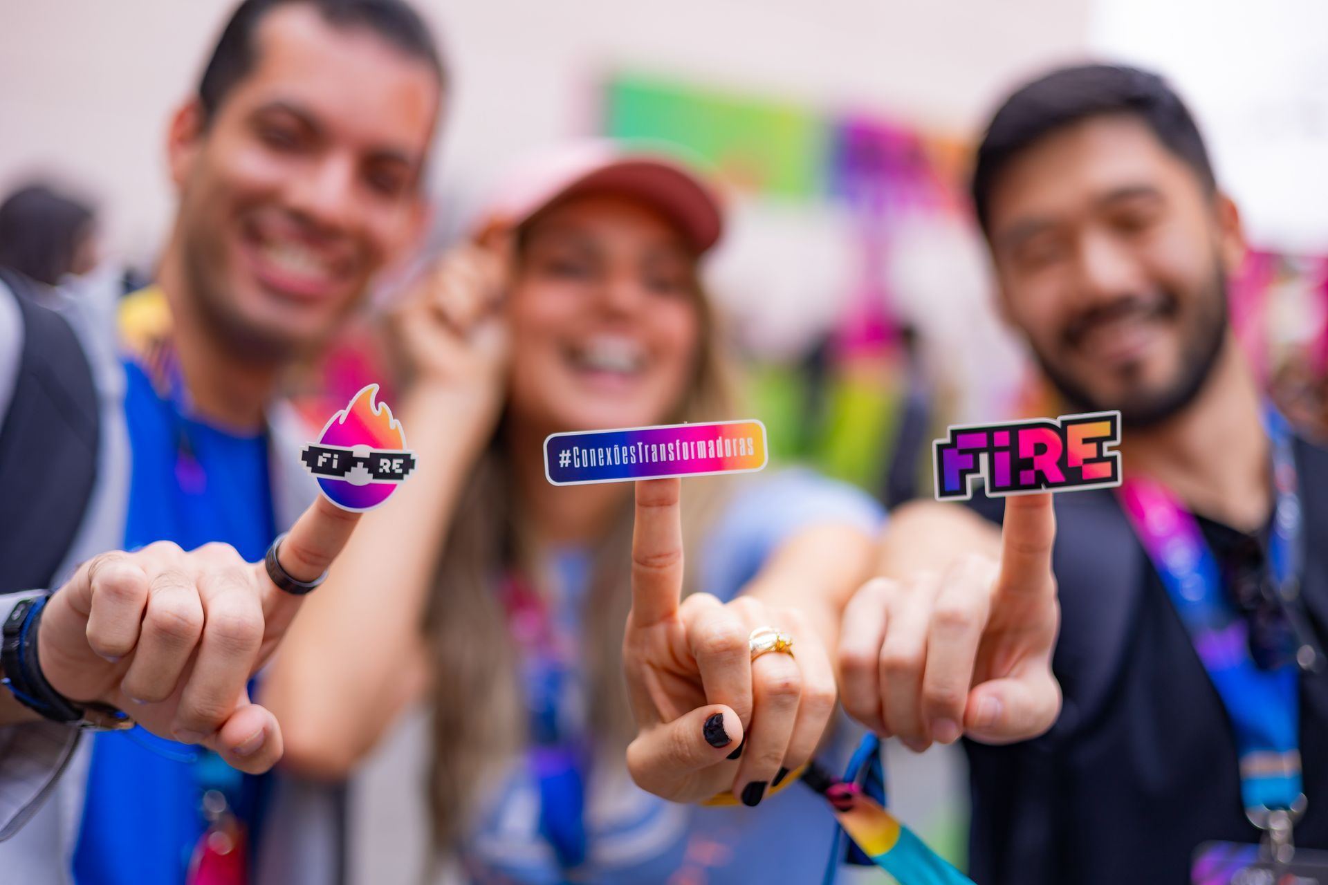 Um grupo de pessoas está segurando adesivos nos dedos.