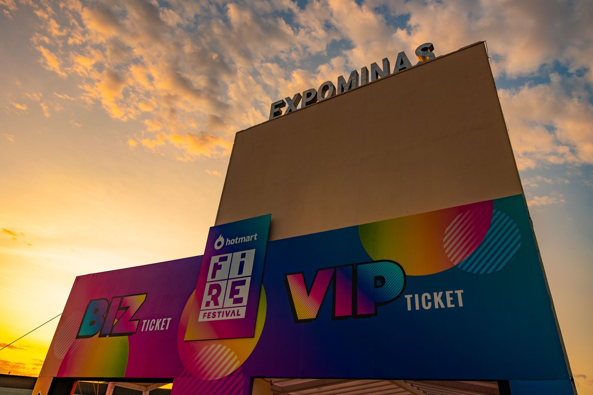 Um prédio com uma placa colorida que diz ingresso vip