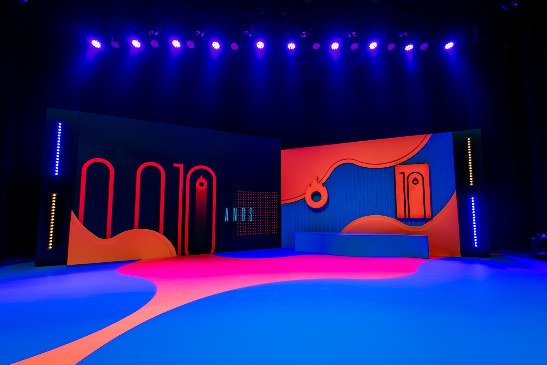 Um palco com muitas luzes