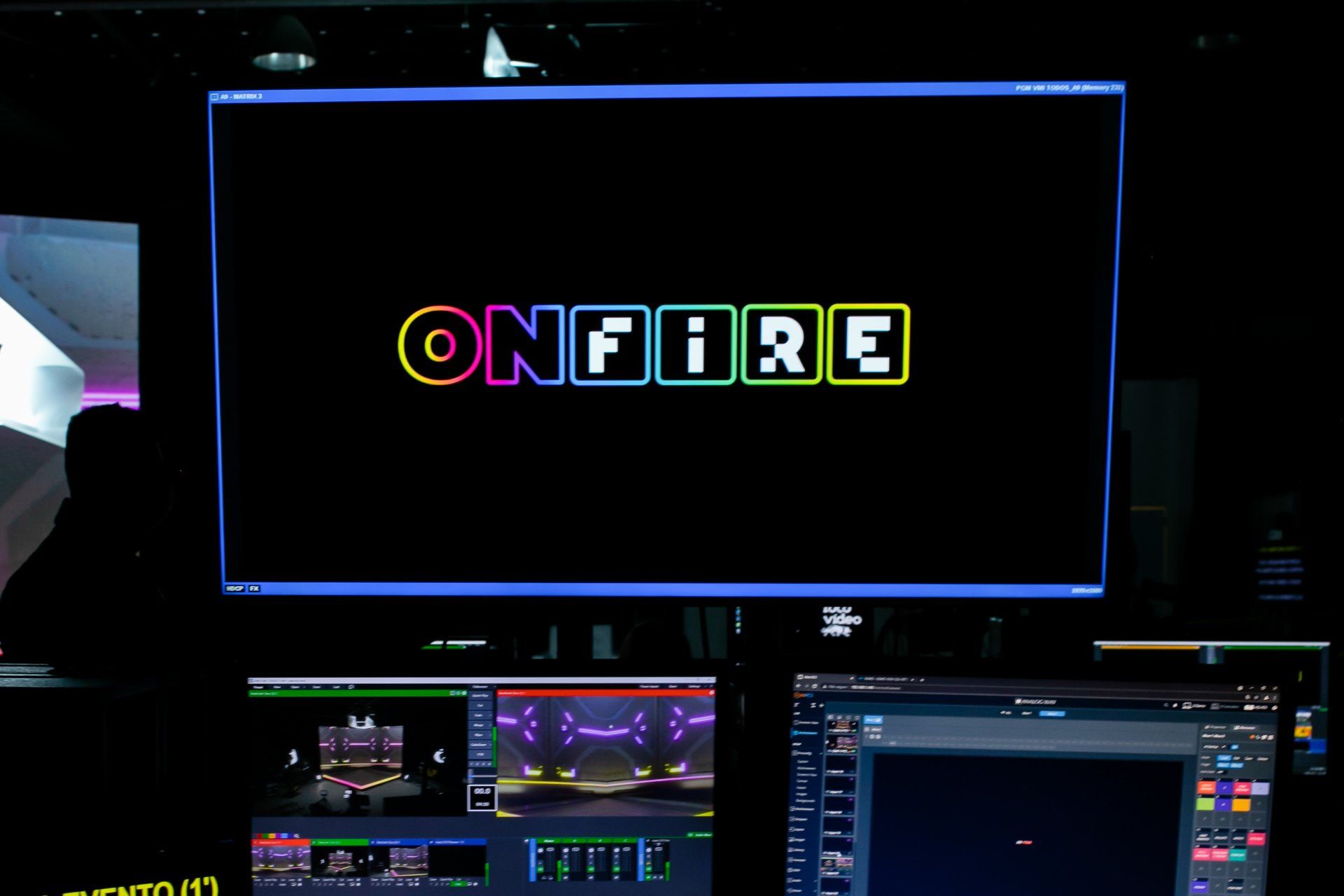 Um monitor de computador com a palavra onfire nele