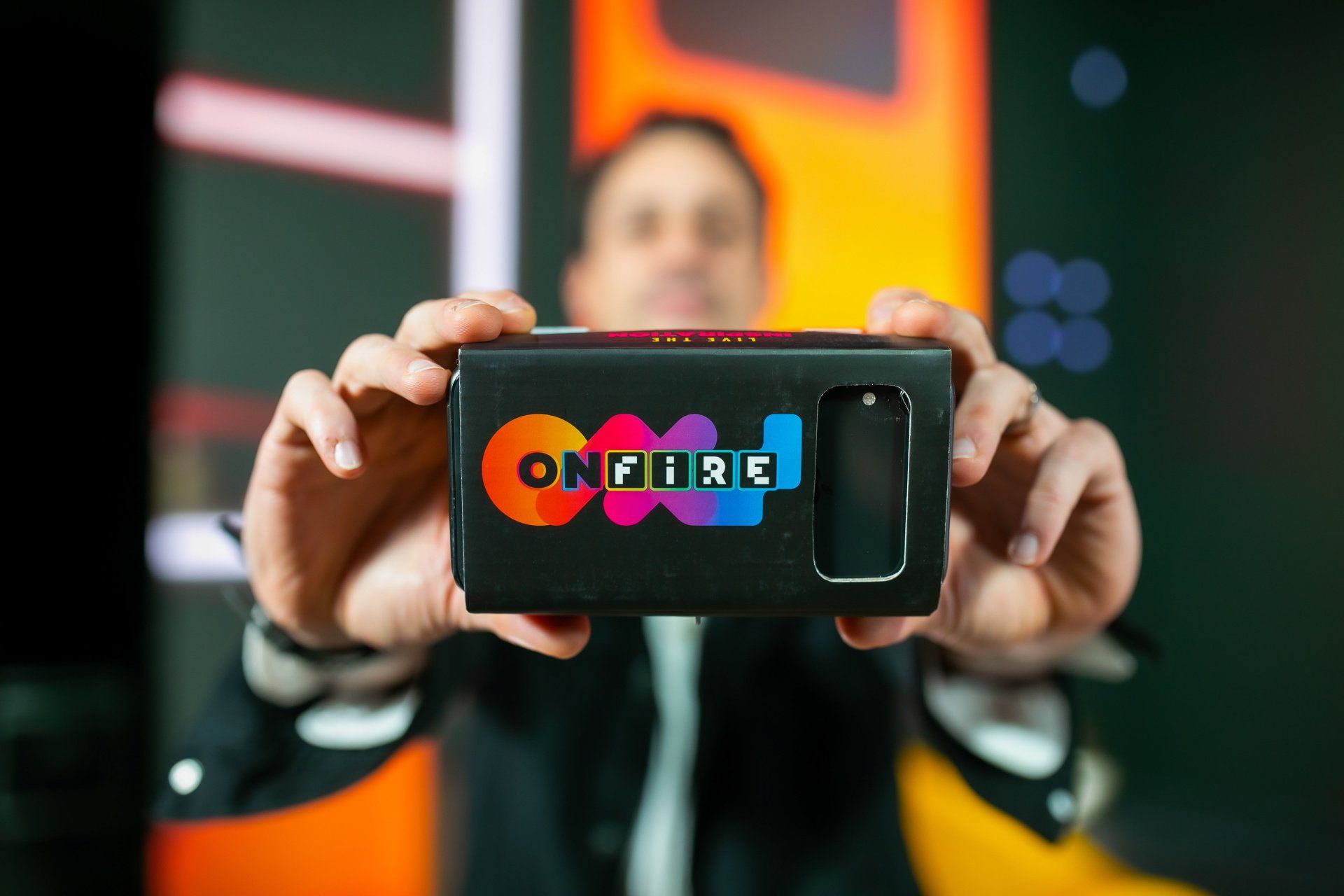 Um homem está segurando um celular nas mãos.