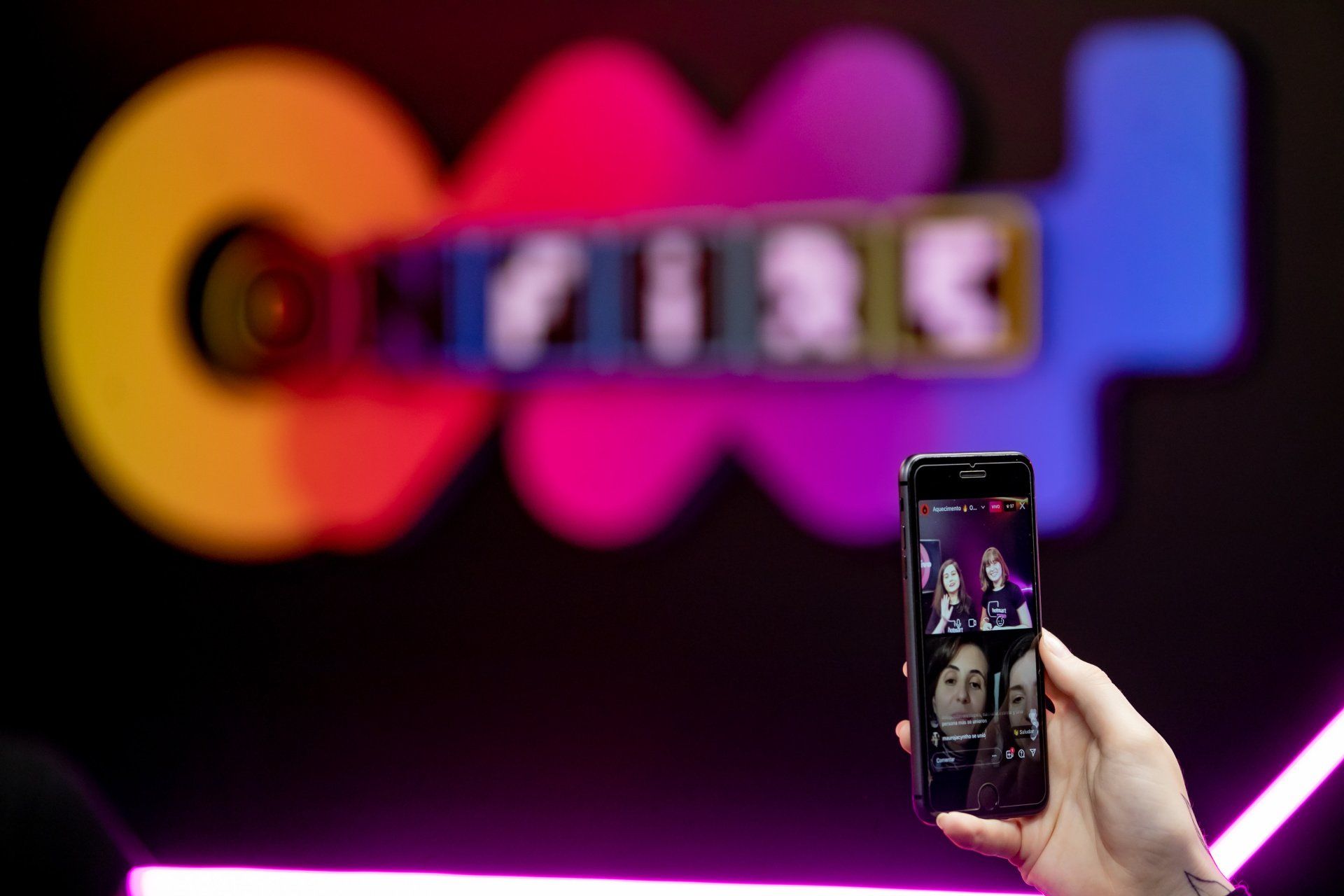 Uma pessoa está tirando uma foto com um celular