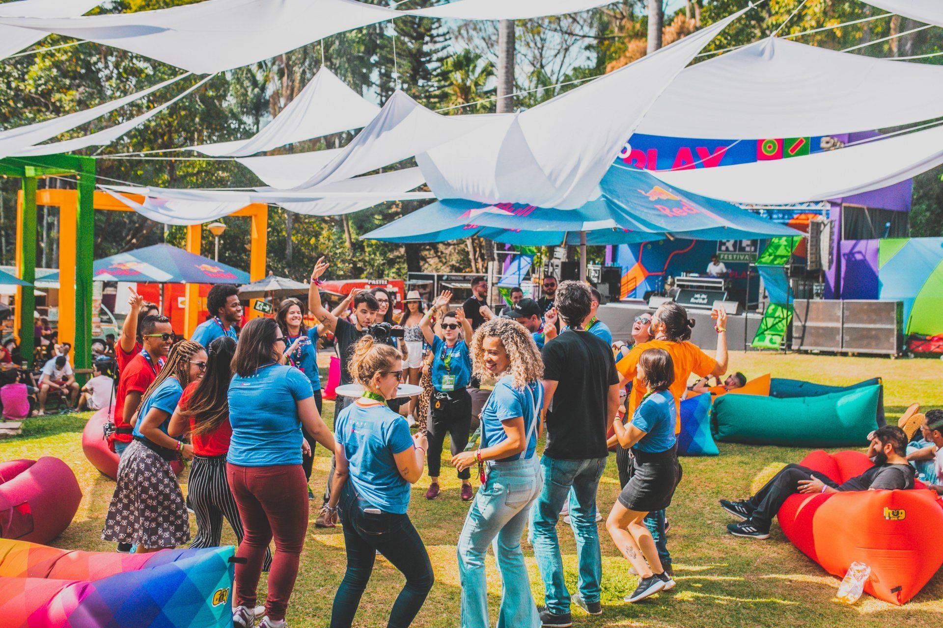 Um grupo de pessoas está dançando em um campo em um festival.