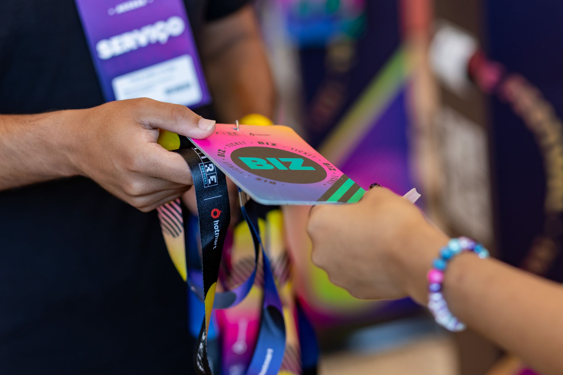 Um homem está entregando um distintivo para uma mulher.