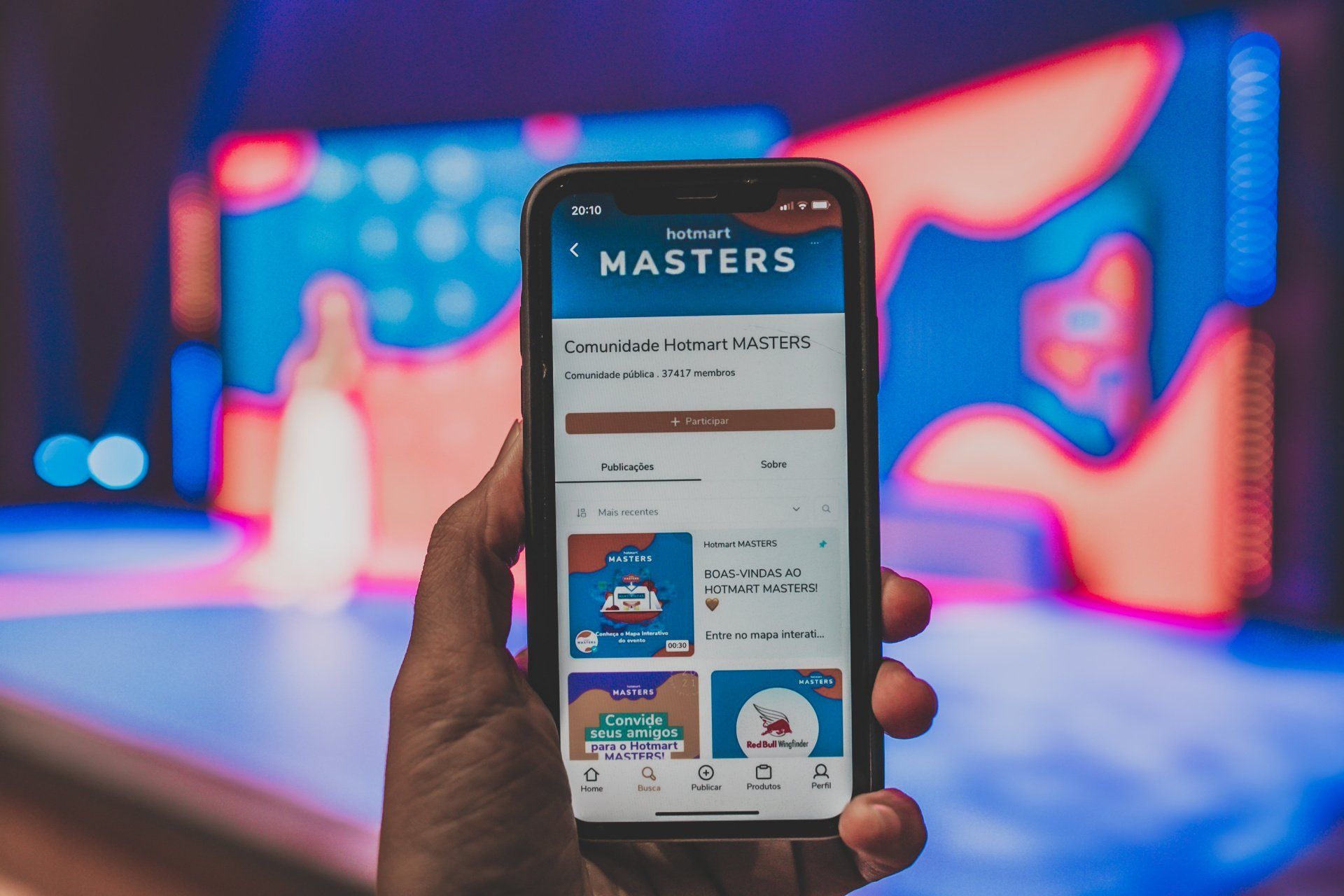 Uma pessoa está segurando um celular com o aplicativo master nele.