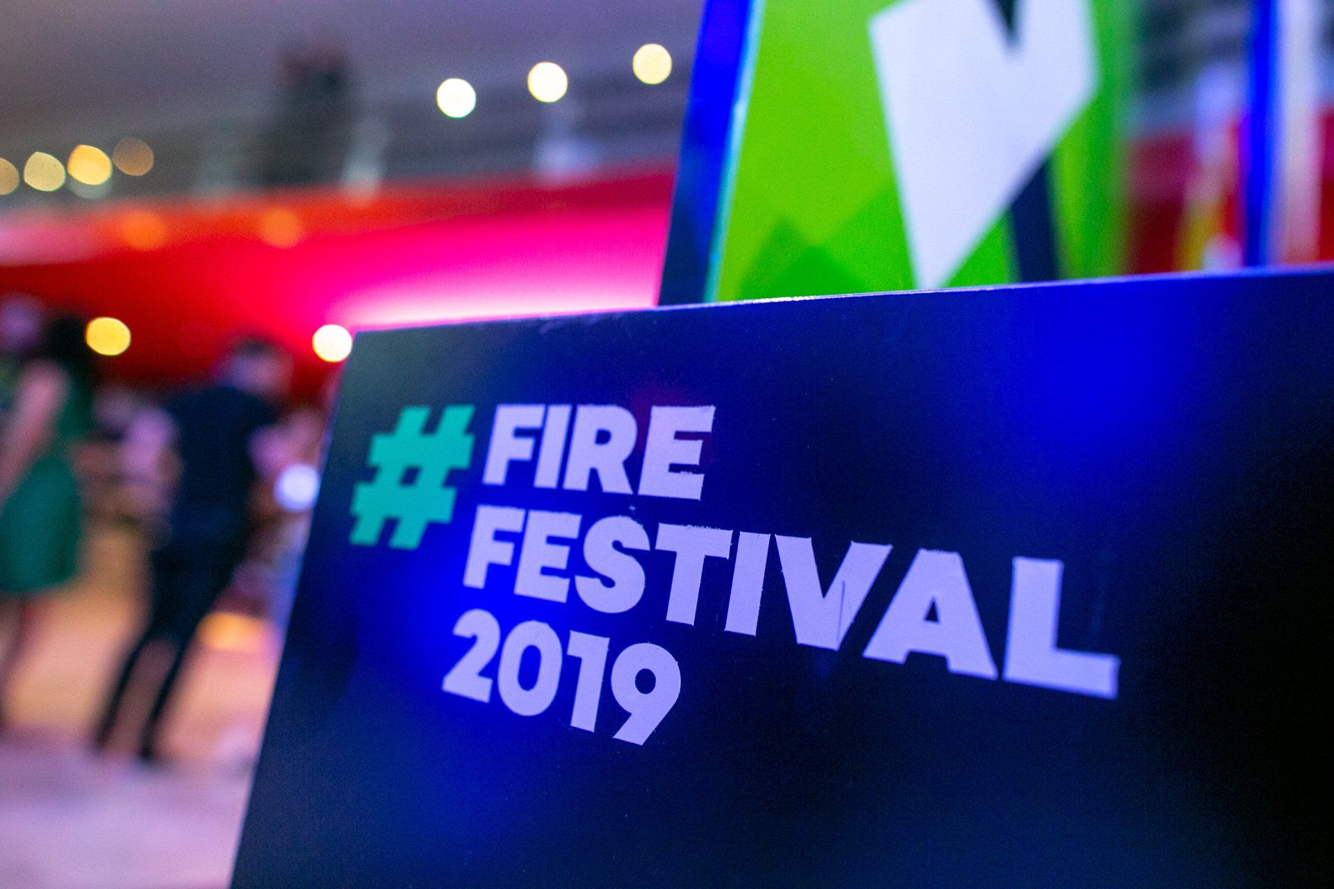 Uma placa que diz festival do fogo 2019