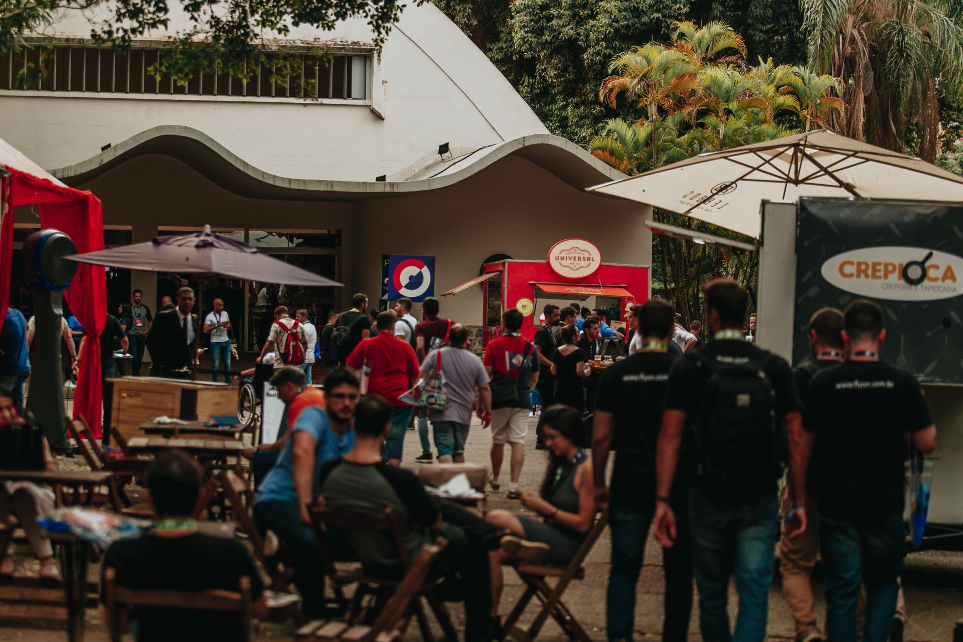 Um grupo de pessoas está caminhando em frente a um prédio.