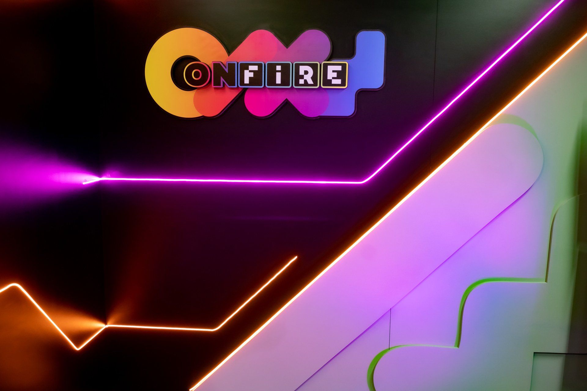 Um letreiro de neon com a palavra 