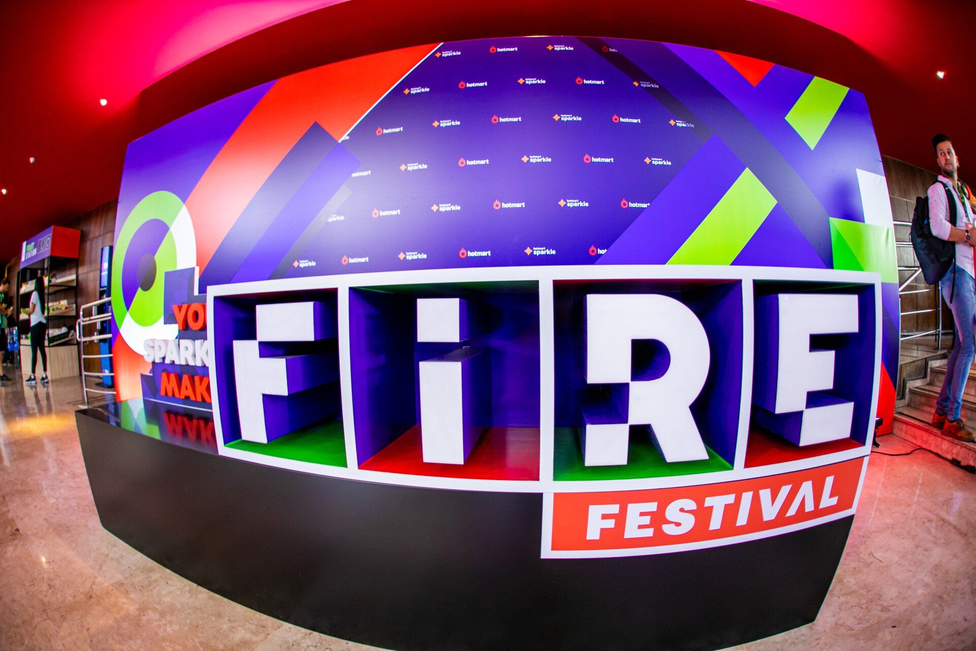 Uma grande placa que diz festival do fogo