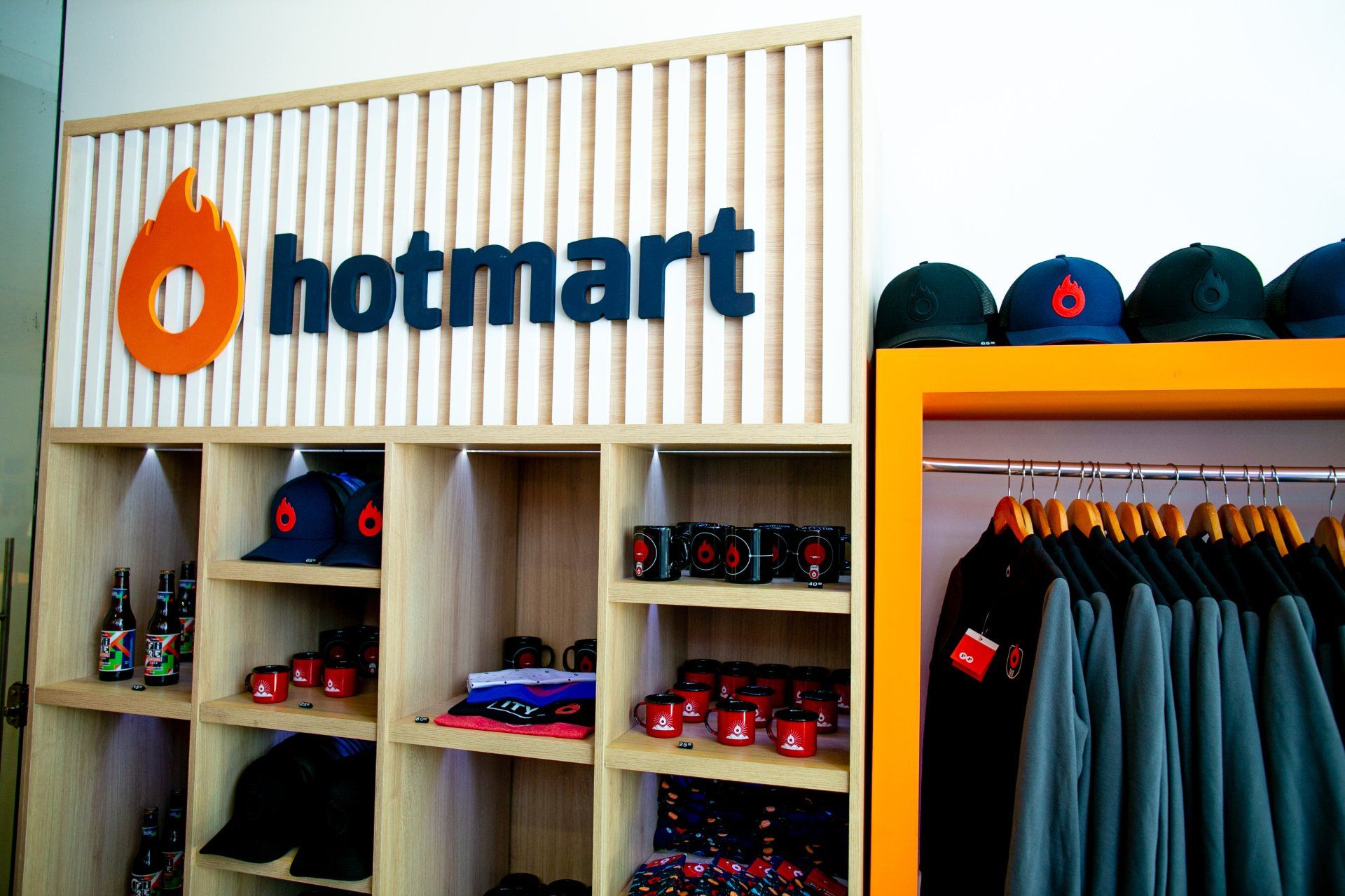 Uma loja com uma placa que diz hotmart