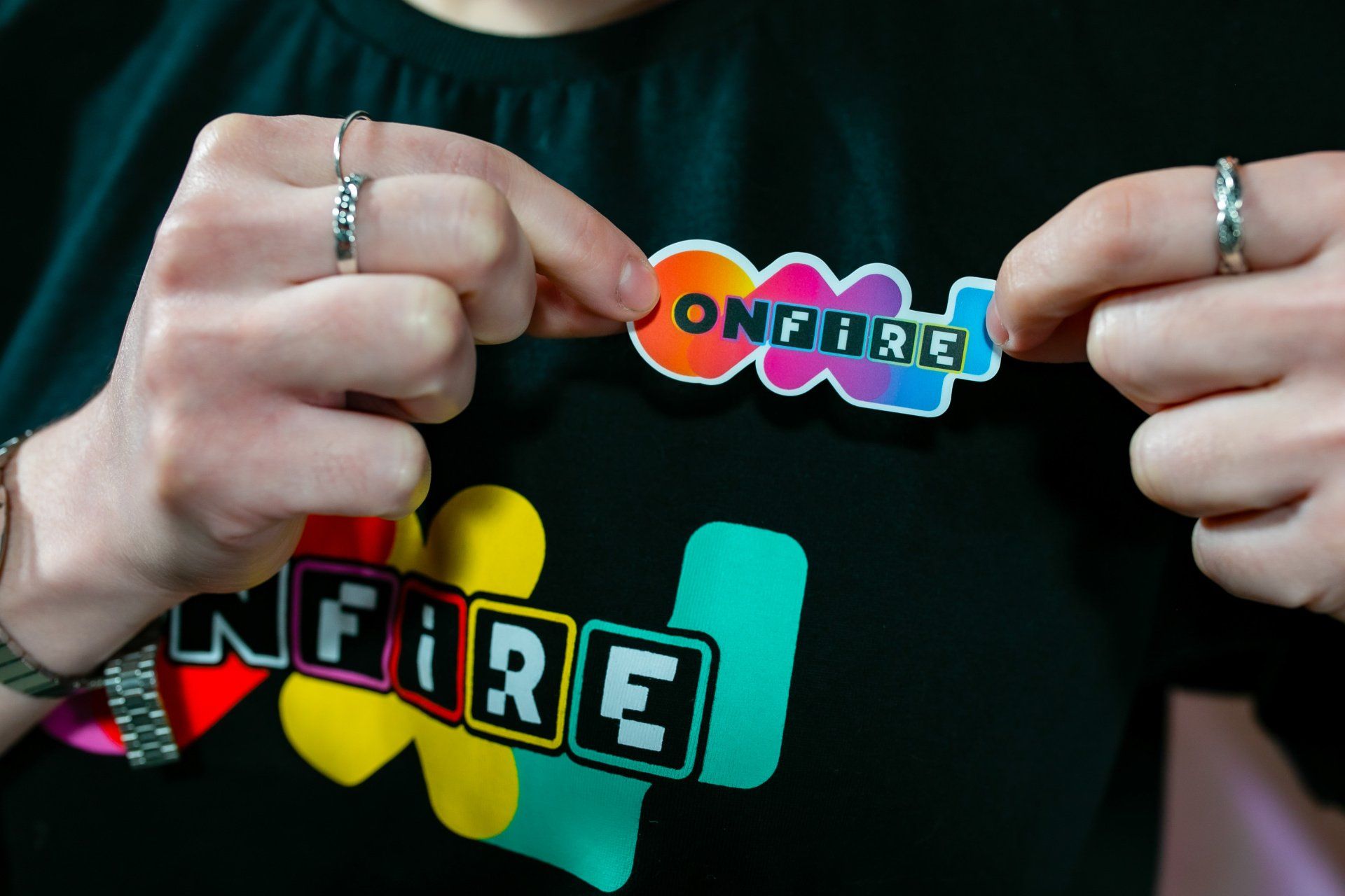 Uma pessoa segurando um adesivo que diz 