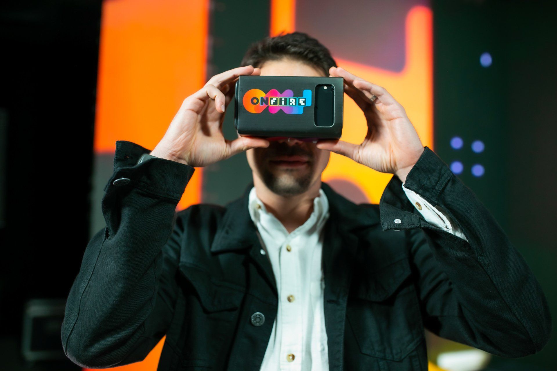 Um homem está usando um fone de ouvido de realidade virtual.