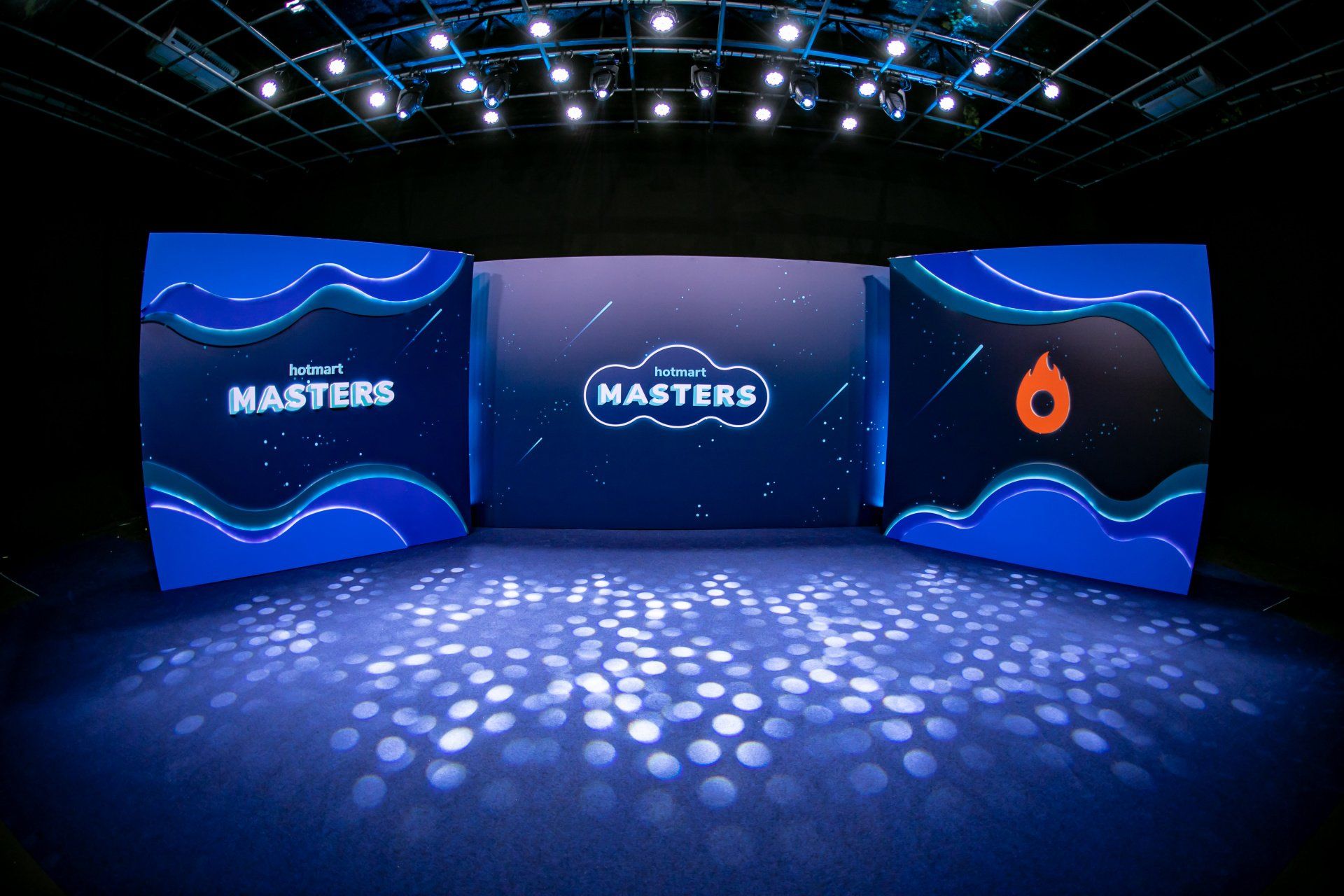 Um palco com três telas que dizem mestres nelas