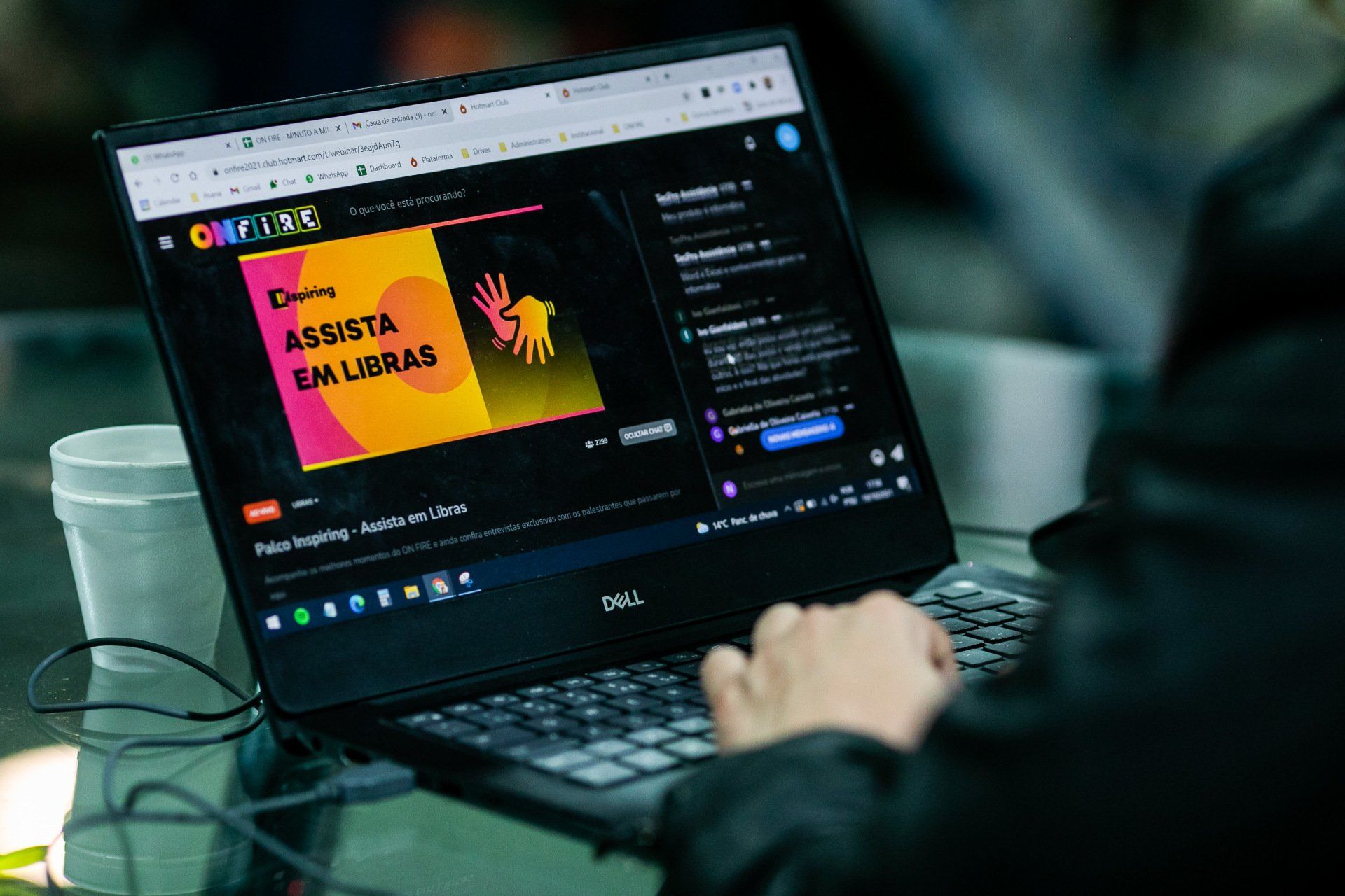 Uma pessoa está digitando em um laptop.