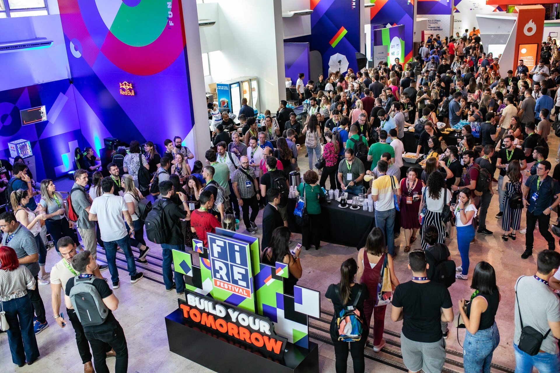 Um grande grupo de pessoas está em volta de uma placa que diz construa seu amanhã.